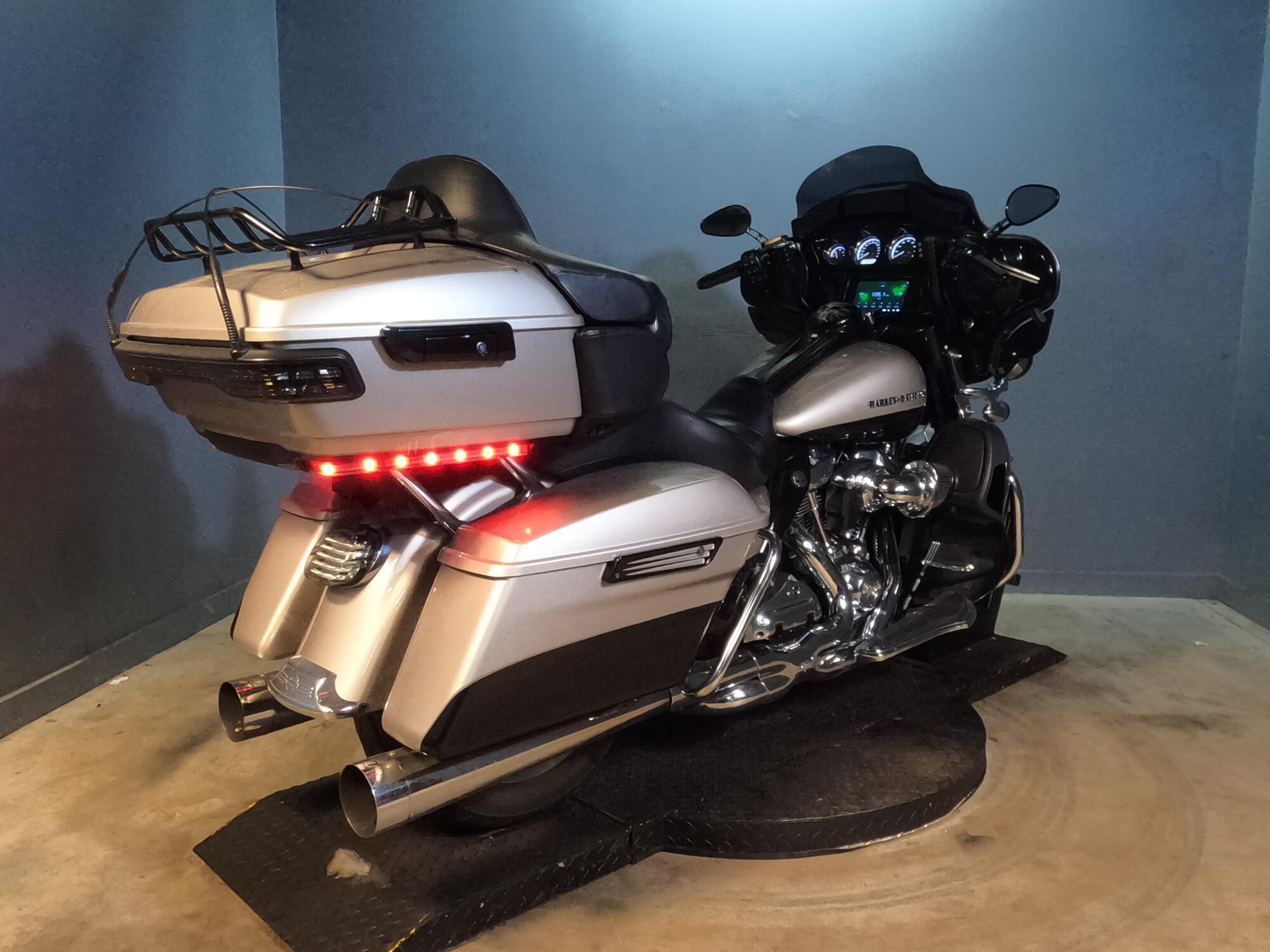2018 Harley-Davidson® Electra Glide® Ultra Classic® FLHTCU, photo 2
