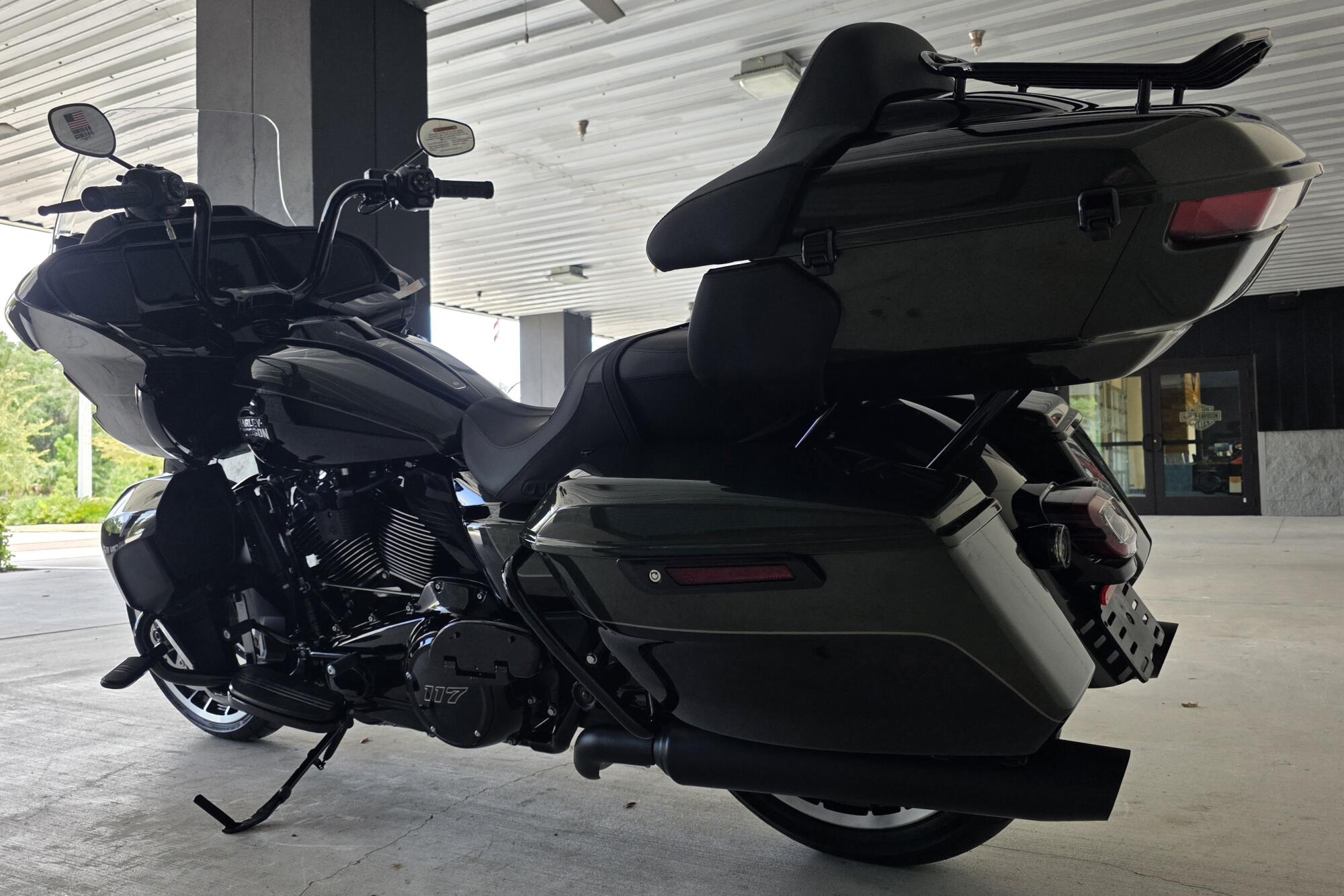 2026 Harley-Davidson® Road Glide Limited Olive Steel Metallic / Vivid Black Black Trim, photo 9