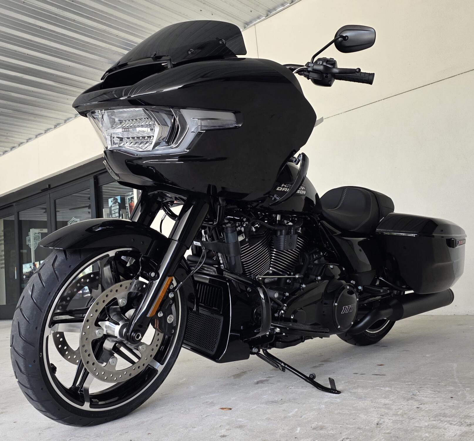 2026 Harley-Davidson® Road Glide® Vivid Black Black Trim, photo 13