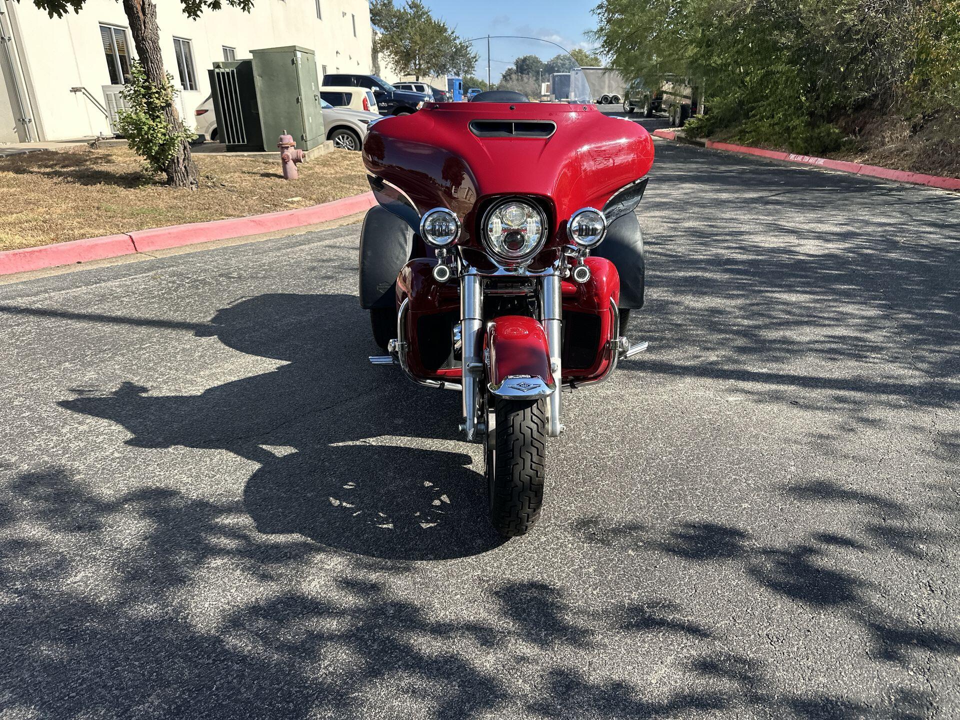 2021 Harley-Davidson® Tri Glide® Ultra FLHTCUTG, photo 5