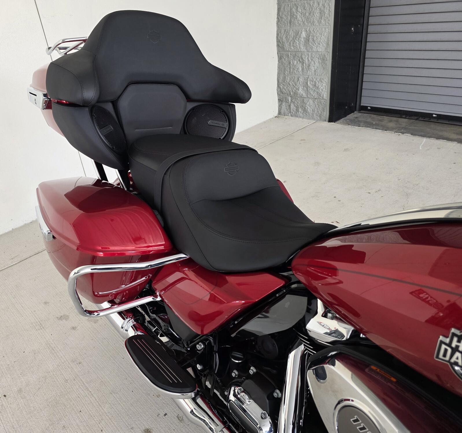 2026 Harley-Davidson® Road Glide Limited Brilliant Red Chrome Trim, photo 6
