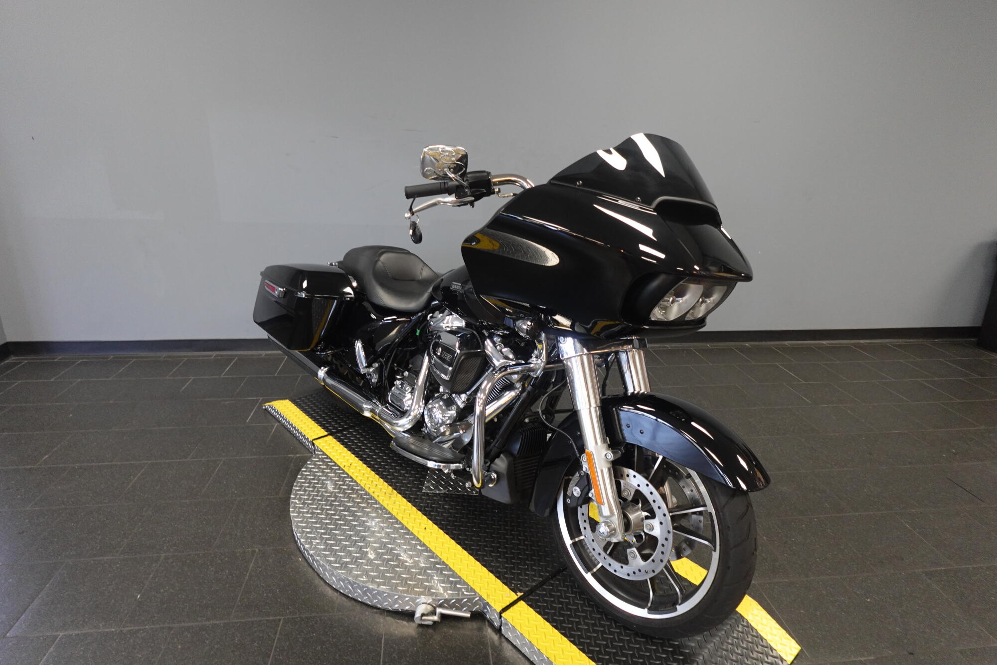 2022 Harley-Davidson® Road Glide® FLTRX, photo 2