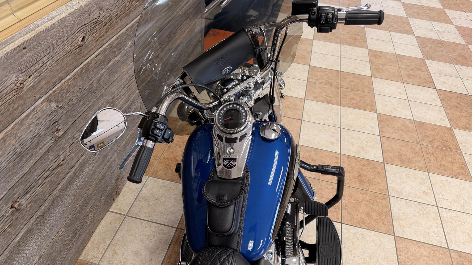 2022 Harley-Davidson® Heritage Classic 114 Reef Blue/Vivid Black (Chrome Finish w/Cast Wheels), photo 10