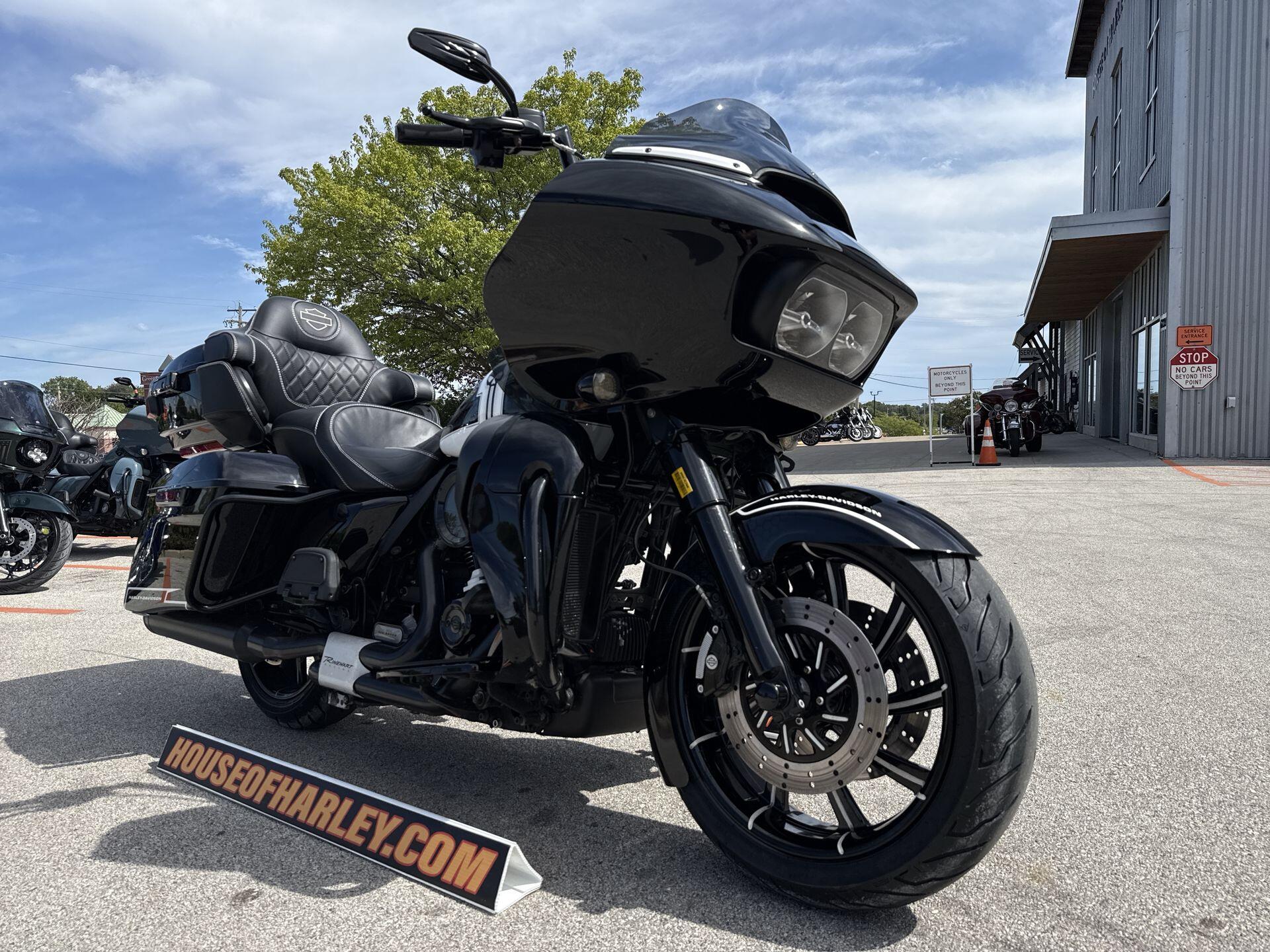 2020 Harley-Davidson® Road Glide® Limited – Black Option CUSTOMER BLACK AND WHITE, photo 14