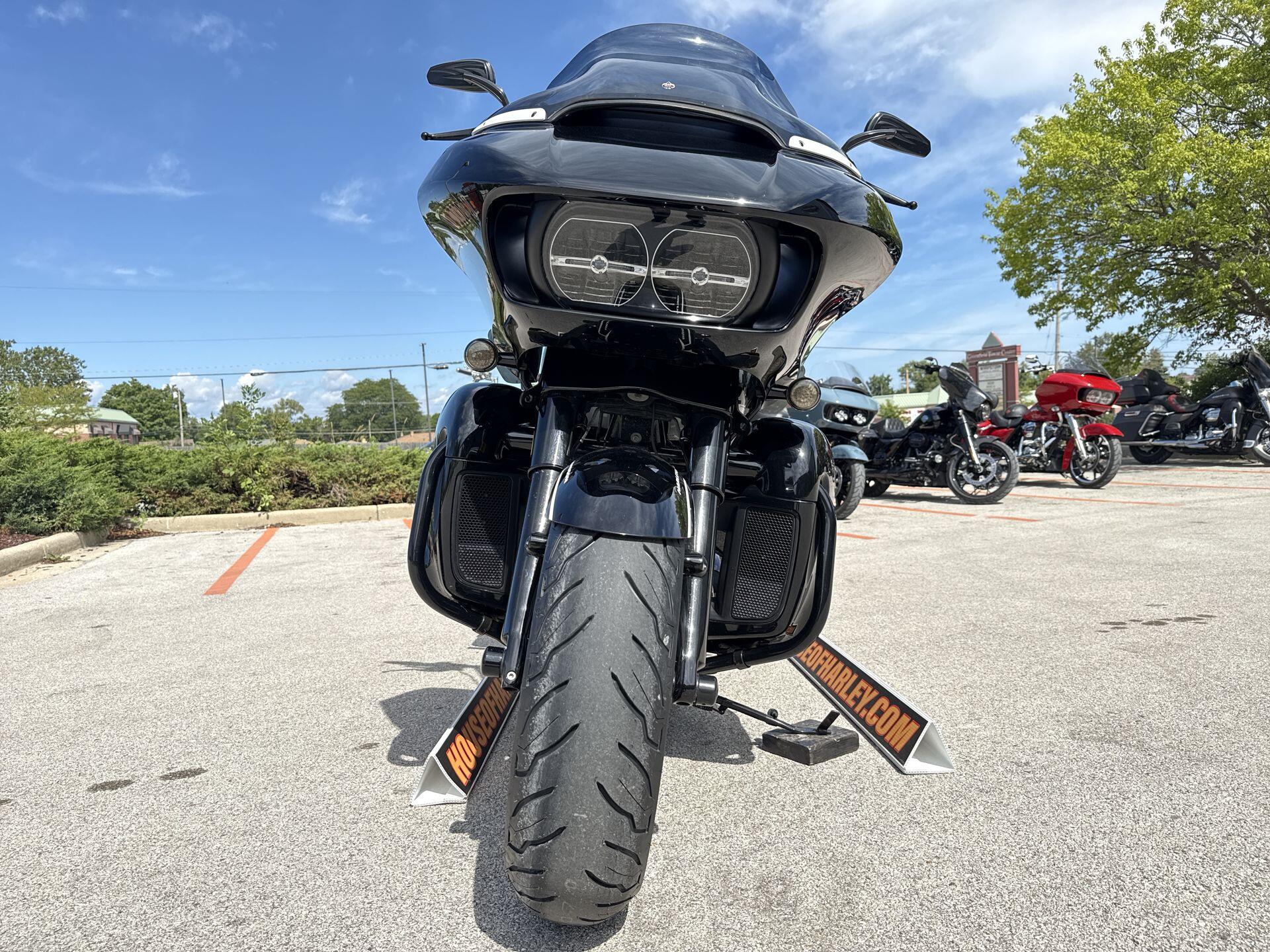 2020 Harley-Davidson® Road Glide® Limited – Black Option CUSTOMER BLACK AND WHITE, photo 23
