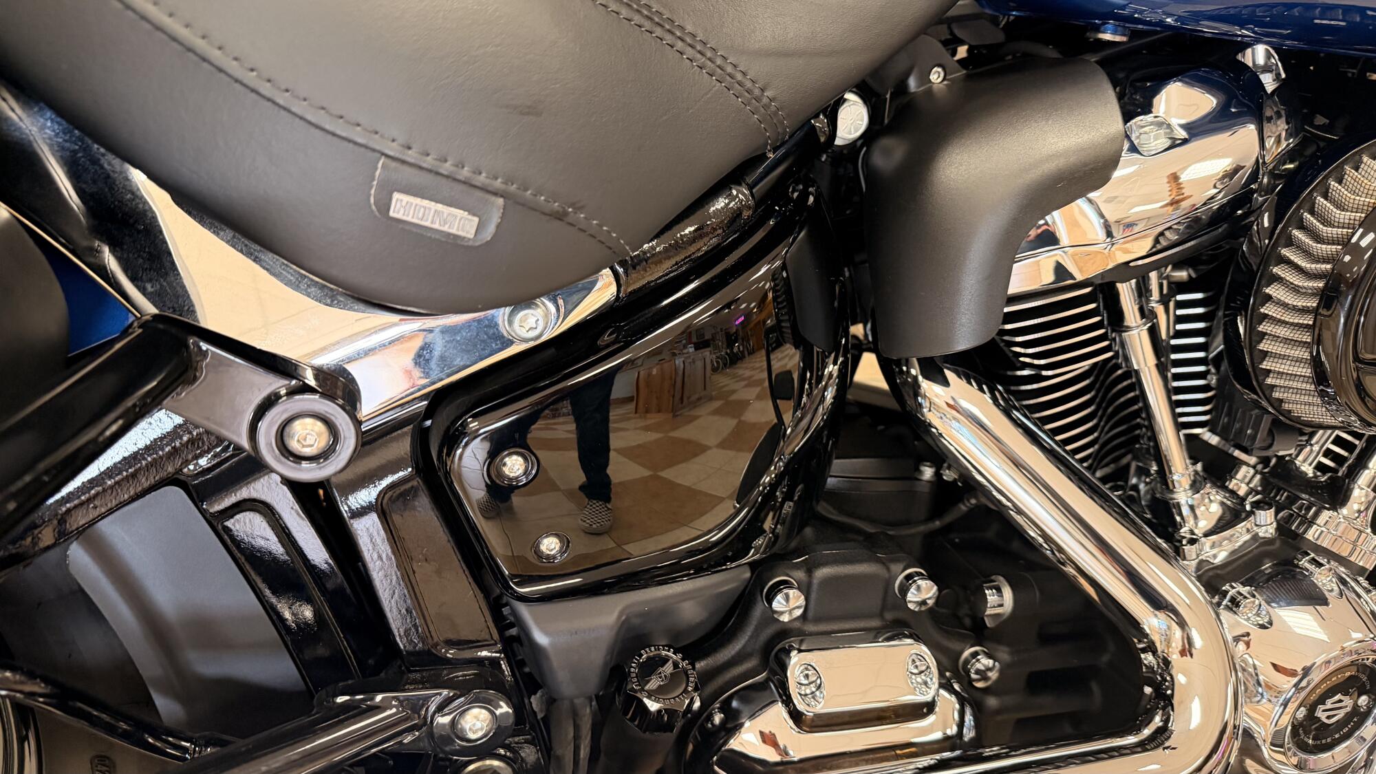 2022 Harley-Davidson® Heritage Classic 114 Reef Blue/Vivid Black (Chrome Finish w/Cast Wheels), photo 8