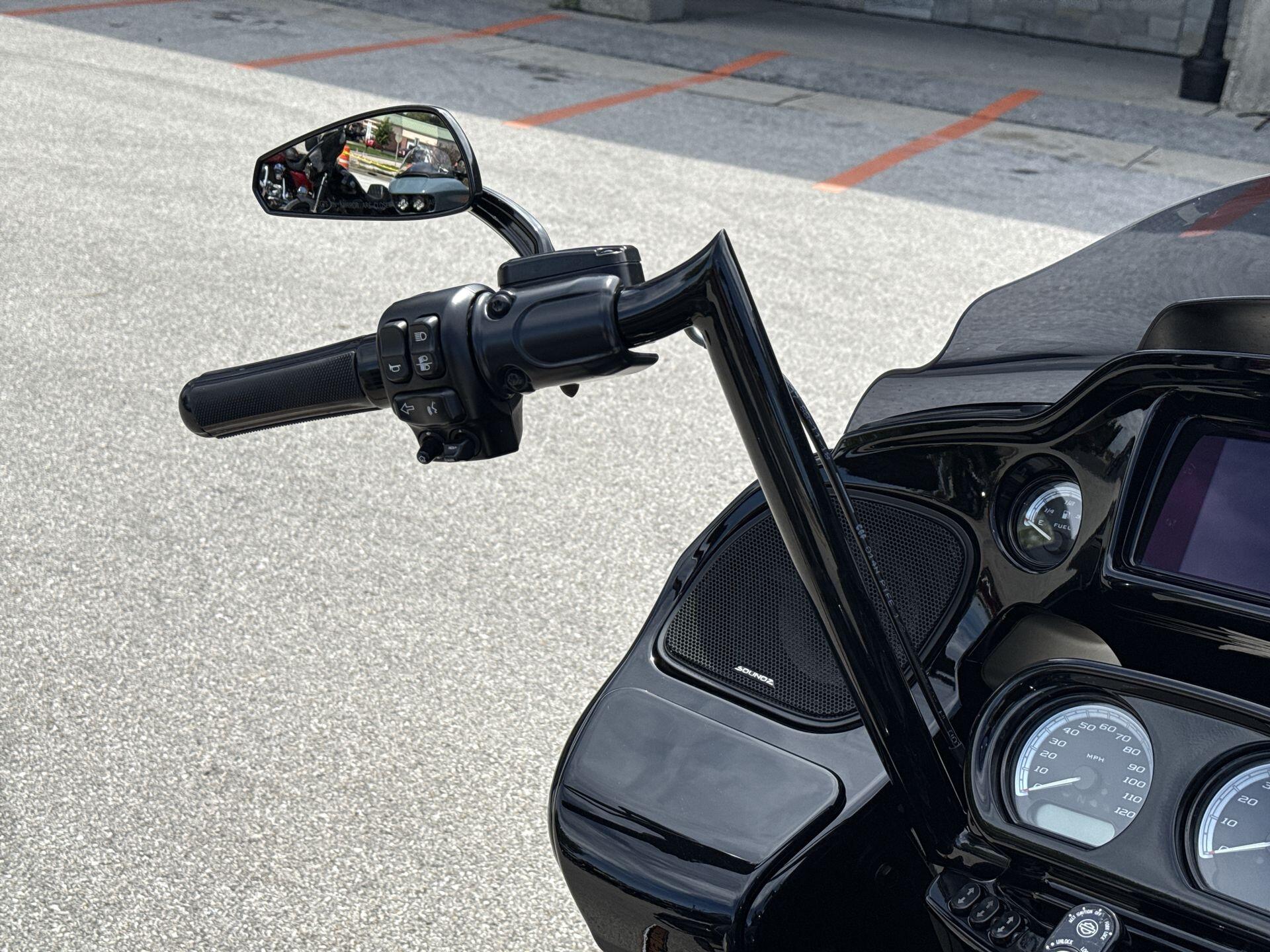 2020 Harley-Davidson® Road Glide® Limited – Black Option CUSTOMER BLACK AND WHITE, photo 19
