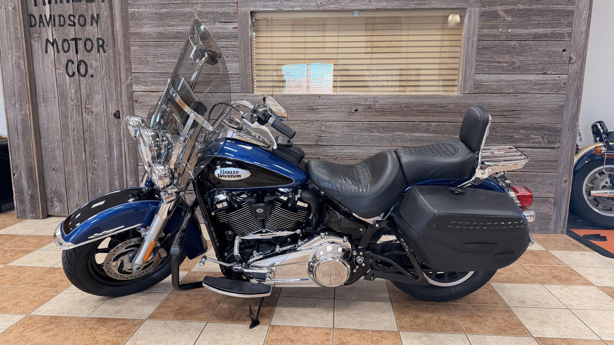 2022 Harley-Davidson® Heritage Classic 114 Reef Blue/Vivid Black (Chrome Finish w/Cast Wheels), photo 18