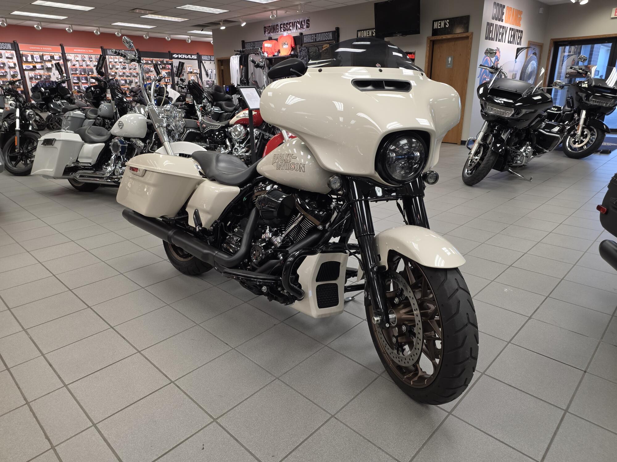 FLHXST 2023 Street Glide® ST, photo 2