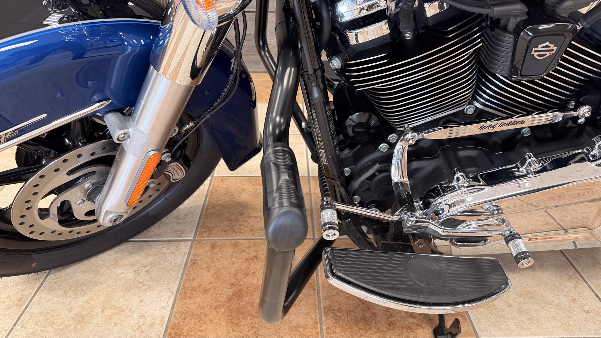 2022 Harley-Davidson® Heritage Classic 114 Reef Blue/Vivid Black (Chrome Finish w/Cast Wheels), photo 23