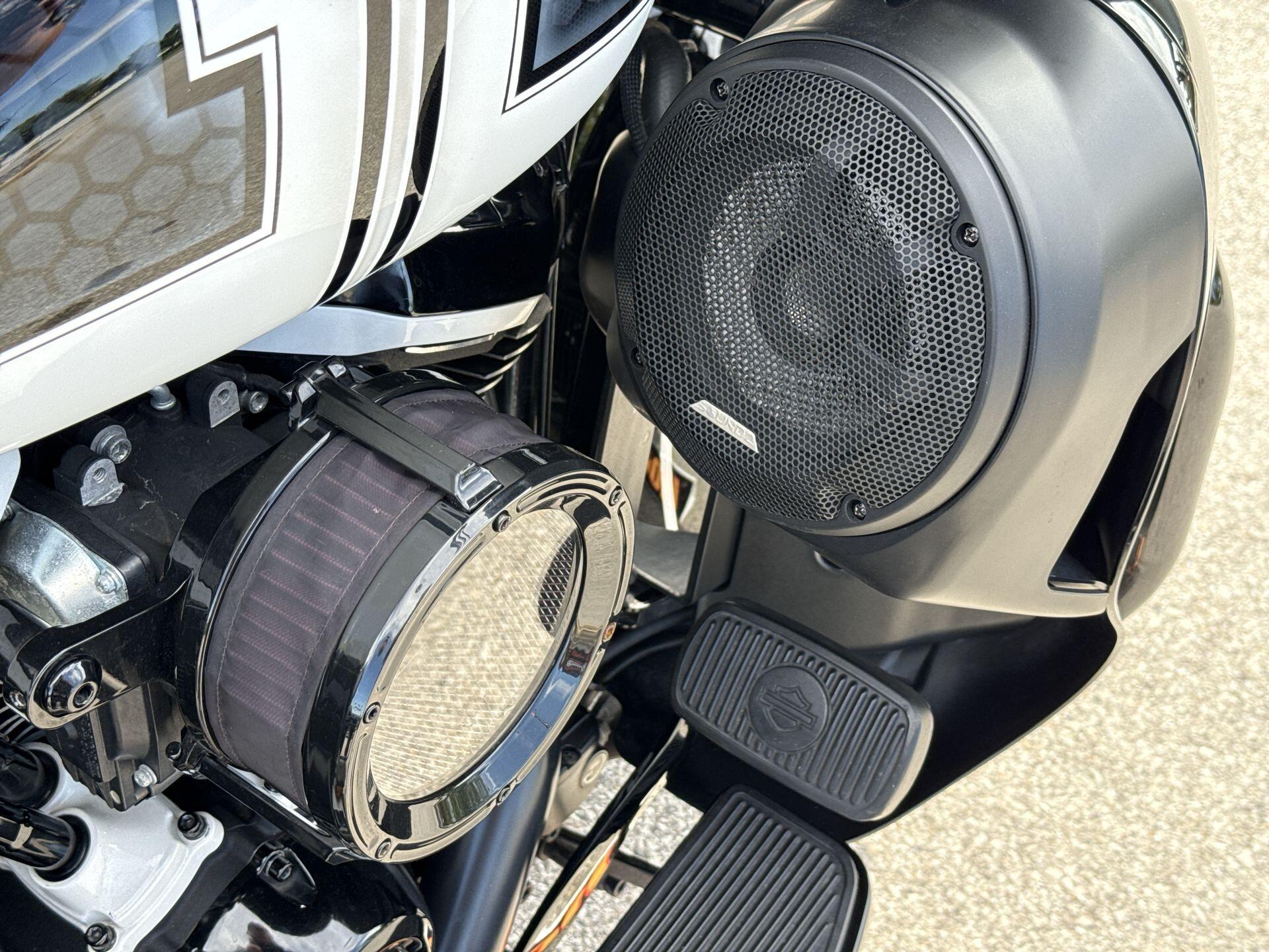 2020 Harley-Davidson® Road Glide® Limited – Black Option CUSTOMER BLACK AND WHITE, photo 20