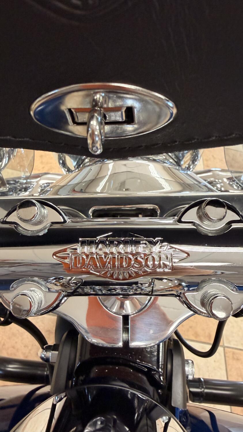2022 Harley-Davidson® Heritage Classic 114 Reef Blue/Vivid Black (Chrome Finish w/Cast Wheels), photo 17