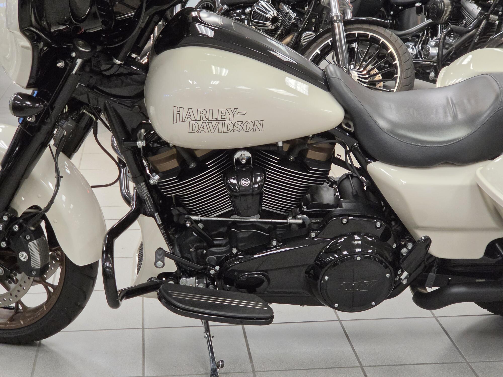 FLHXST 2023 Street Glide® ST, photo 15