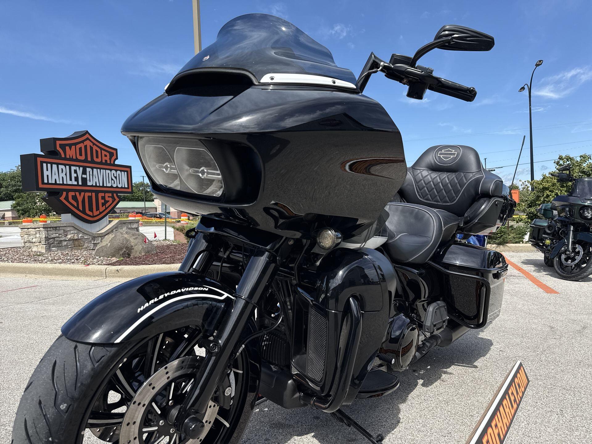 2020 Harley-Davidson® Road Glide® Limited – Black Option CUSTOMER BLACK AND WHITE, photo 18