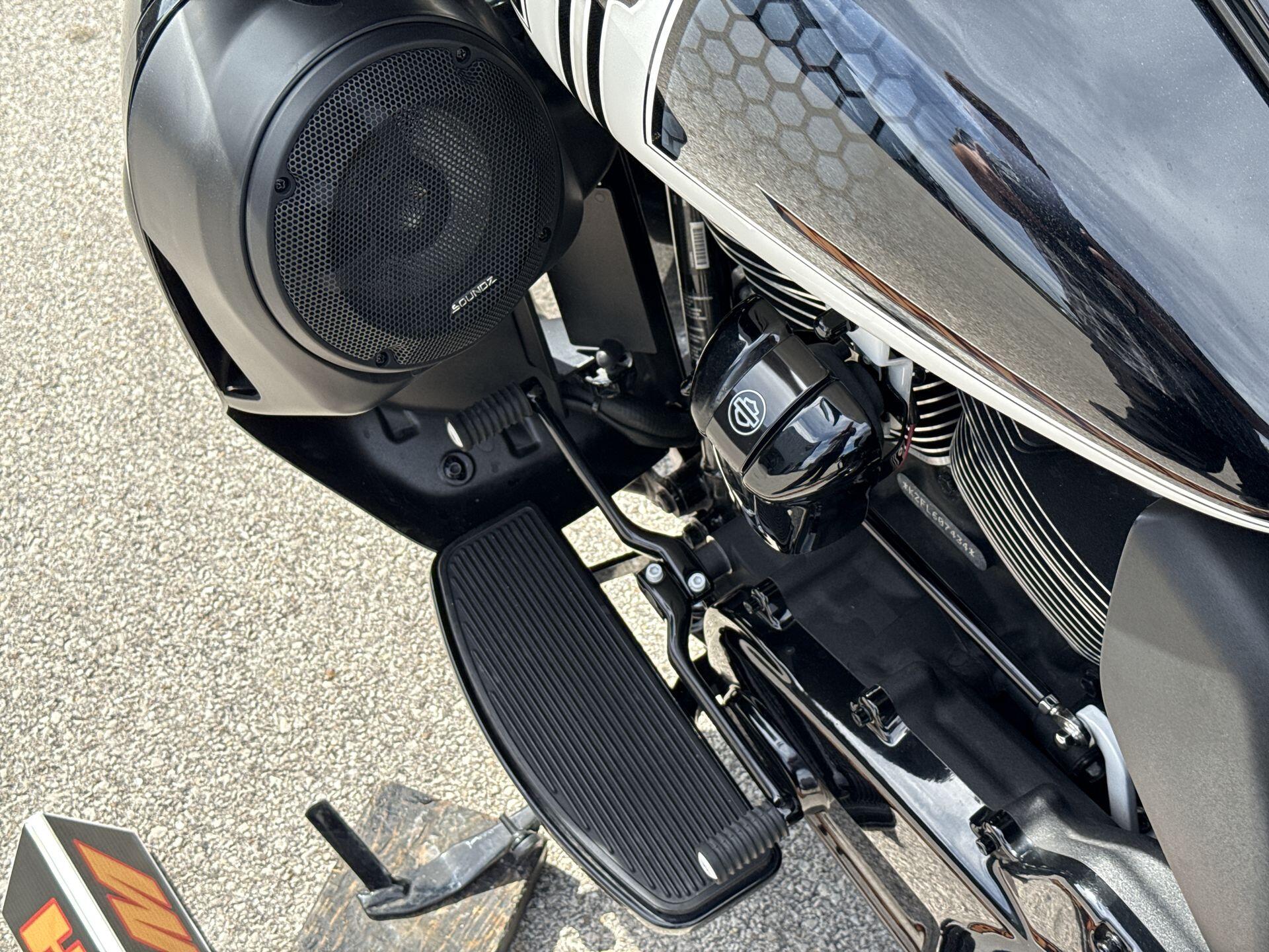 2020 Harley-Davidson® Road Glide® Limited – Black Option CUSTOMER BLACK AND WHITE, photo 22