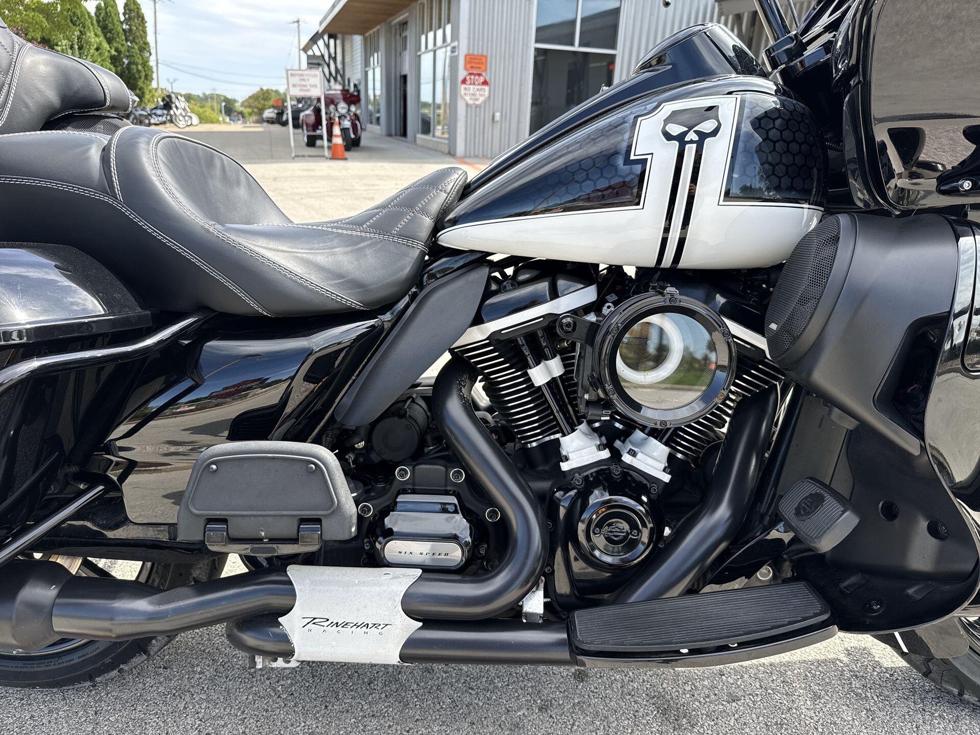 2020 Harley-Davidson® Road Glide® Limited – Black Option CUSTOMER BLACK AND WHITE, photo 12