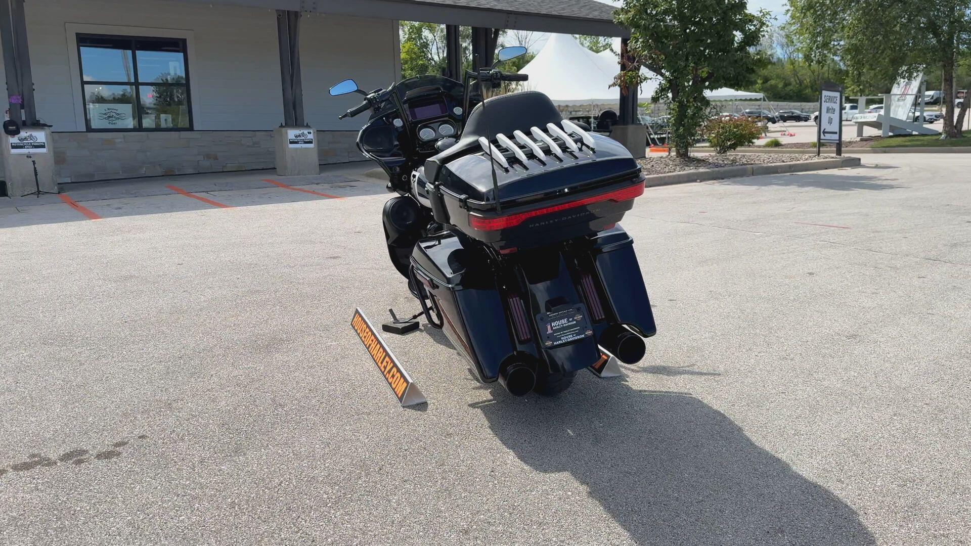 2020 Harley-Davidson® Road Glide® Limited – Black Option CUSTOMER BLACK AND WHITE, photo 9
