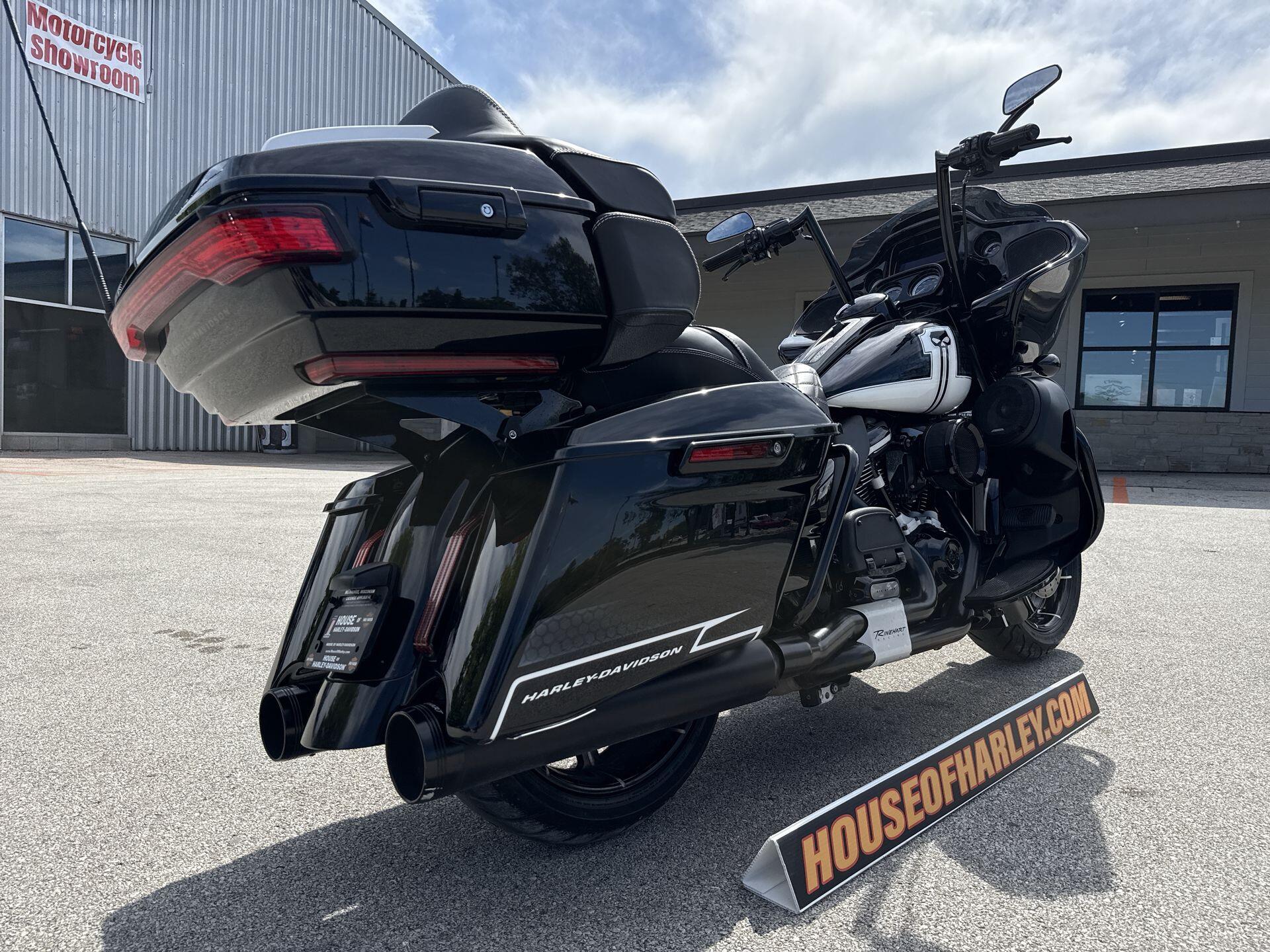 2020 Harley-Davidson® Road Glide® Limited – Black Option CUSTOMER BLACK AND WHITE, photo 17