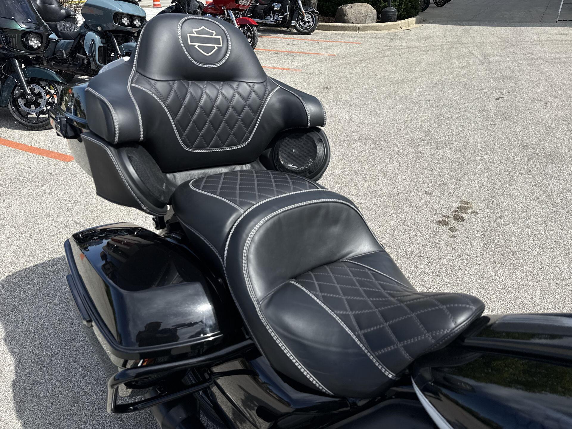 2020 Harley-Davidson® Road Glide® Limited – Black Option CUSTOMER BLACK AND WHITE, photo 16