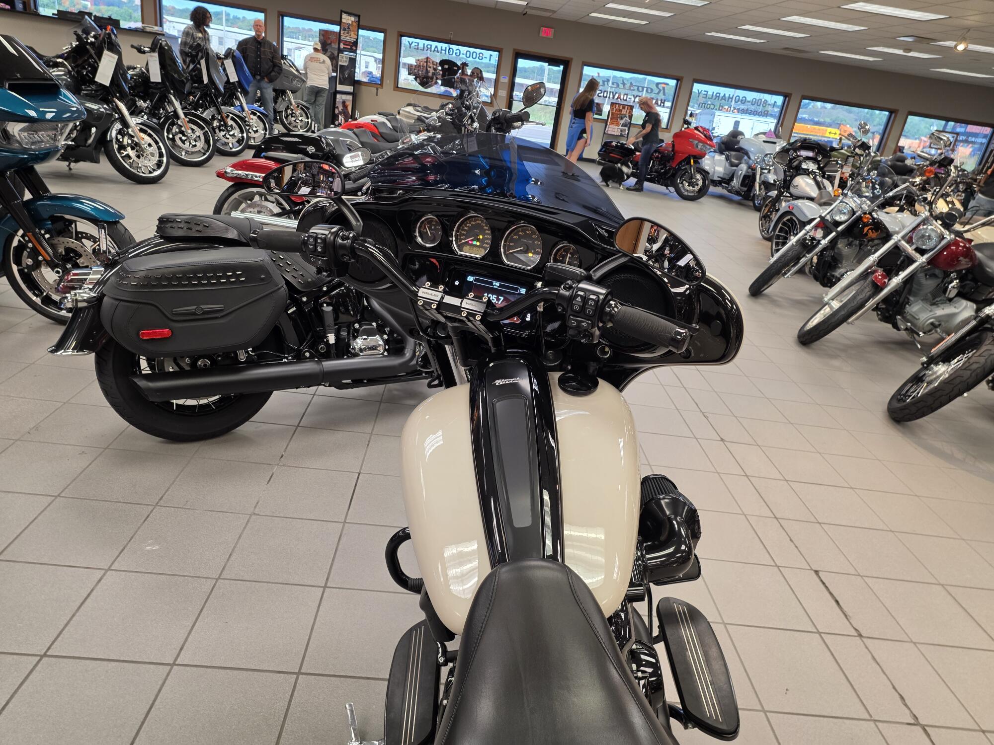 FLHXST 2023 Street Glide® ST, photo 23