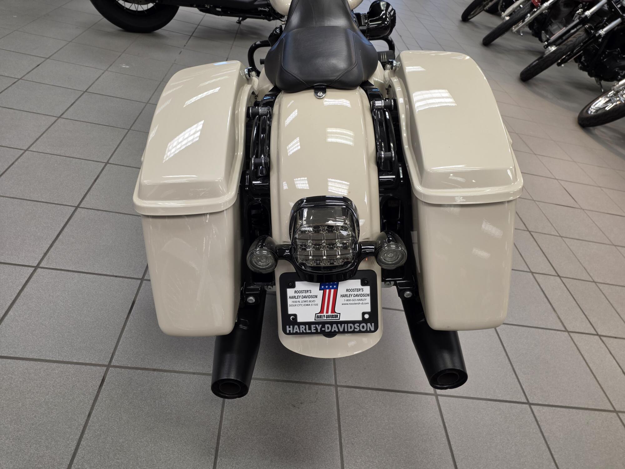 FLHXST 2023 Street Glide® ST, photo 17