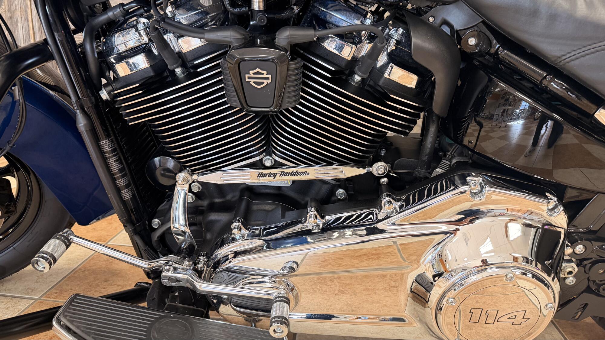 2022 Harley-Davidson® Heritage Classic 114 Reef Blue/Vivid Black (Chrome Finish w/Cast Wheels), photo 19