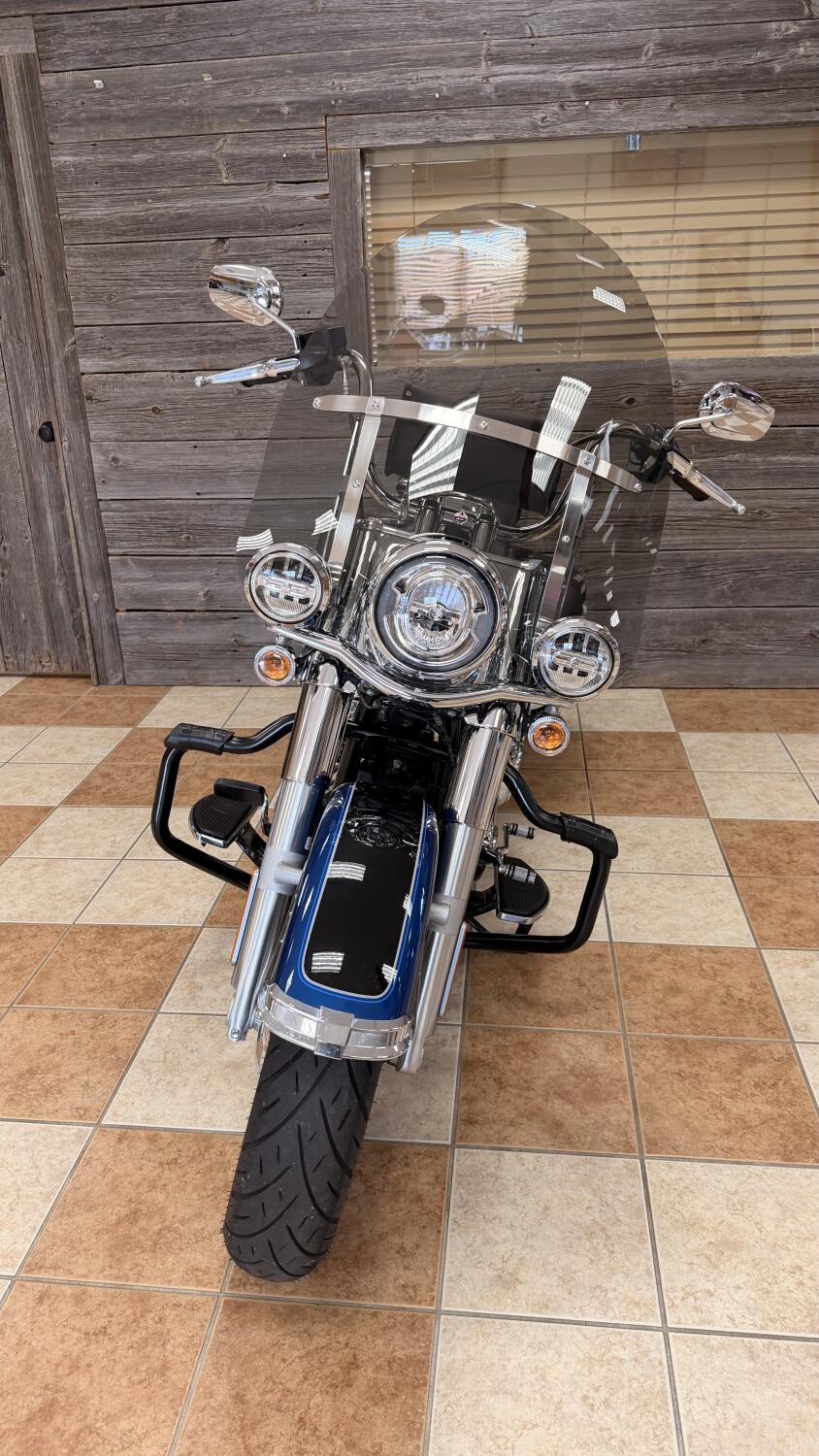 2022 Harley-Davidson® Heritage Classic 114 Reef Blue/Vivid Black (Chrome Finish w/Cast Wheels), photo 14