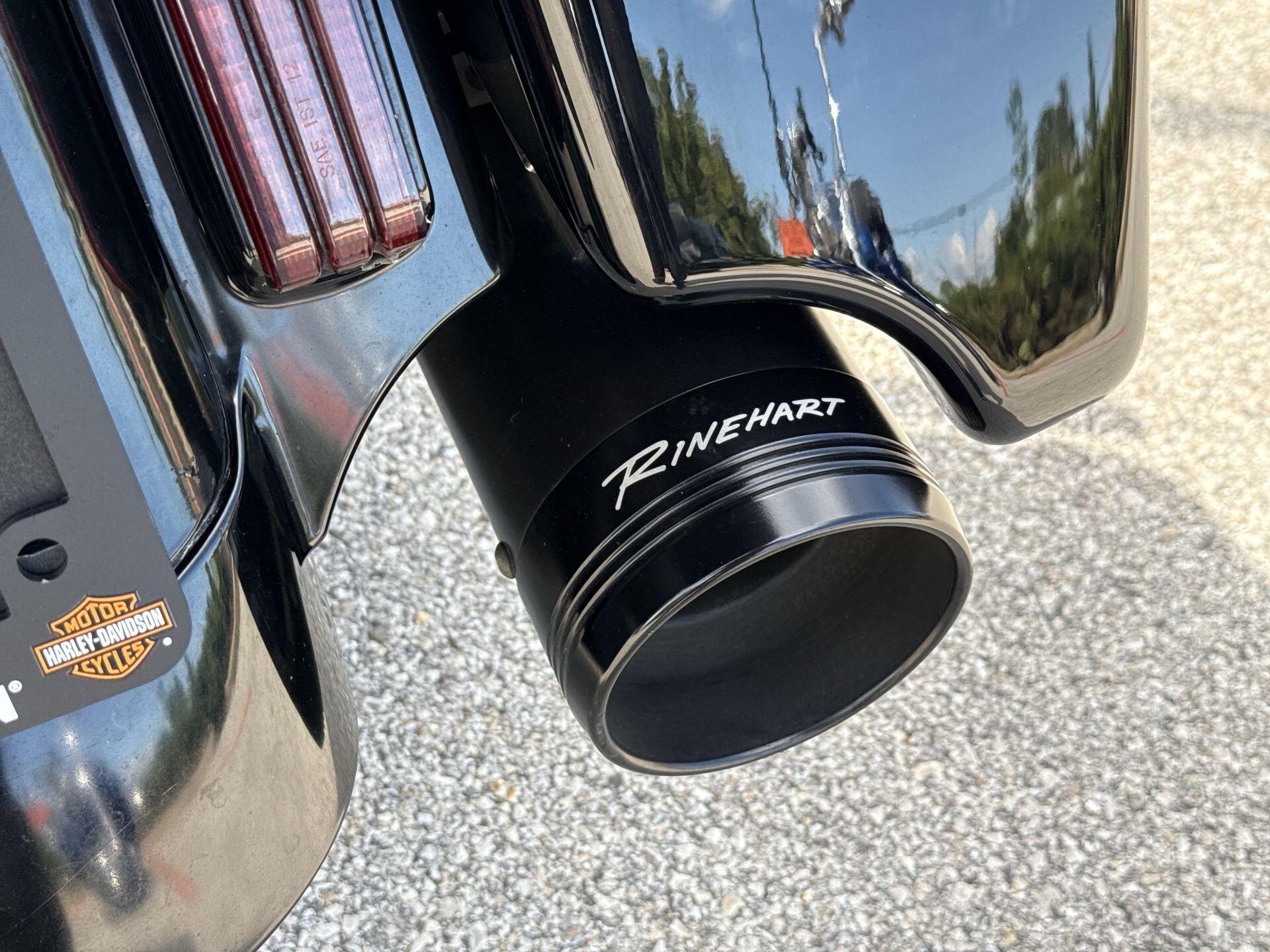 2020 Harley-Davidson® Road Glide® Limited – Black Option CUSTOMER BLACK AND WHITE, photo 21