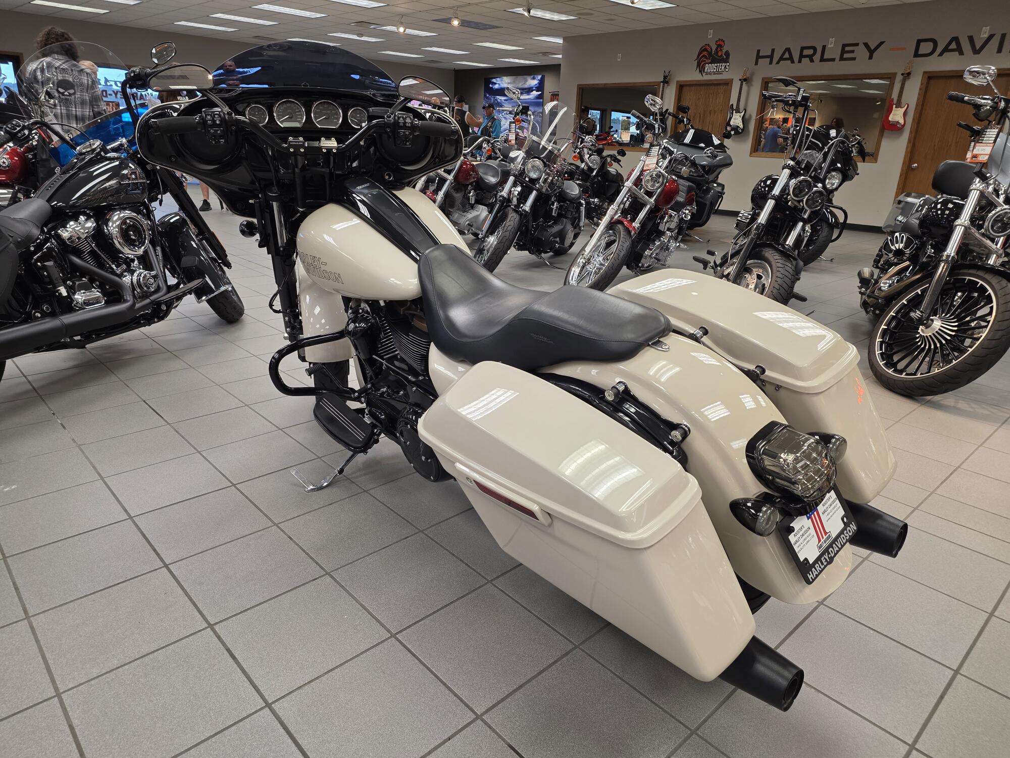FLHXST 2023 Street Glide® ST, photo 6