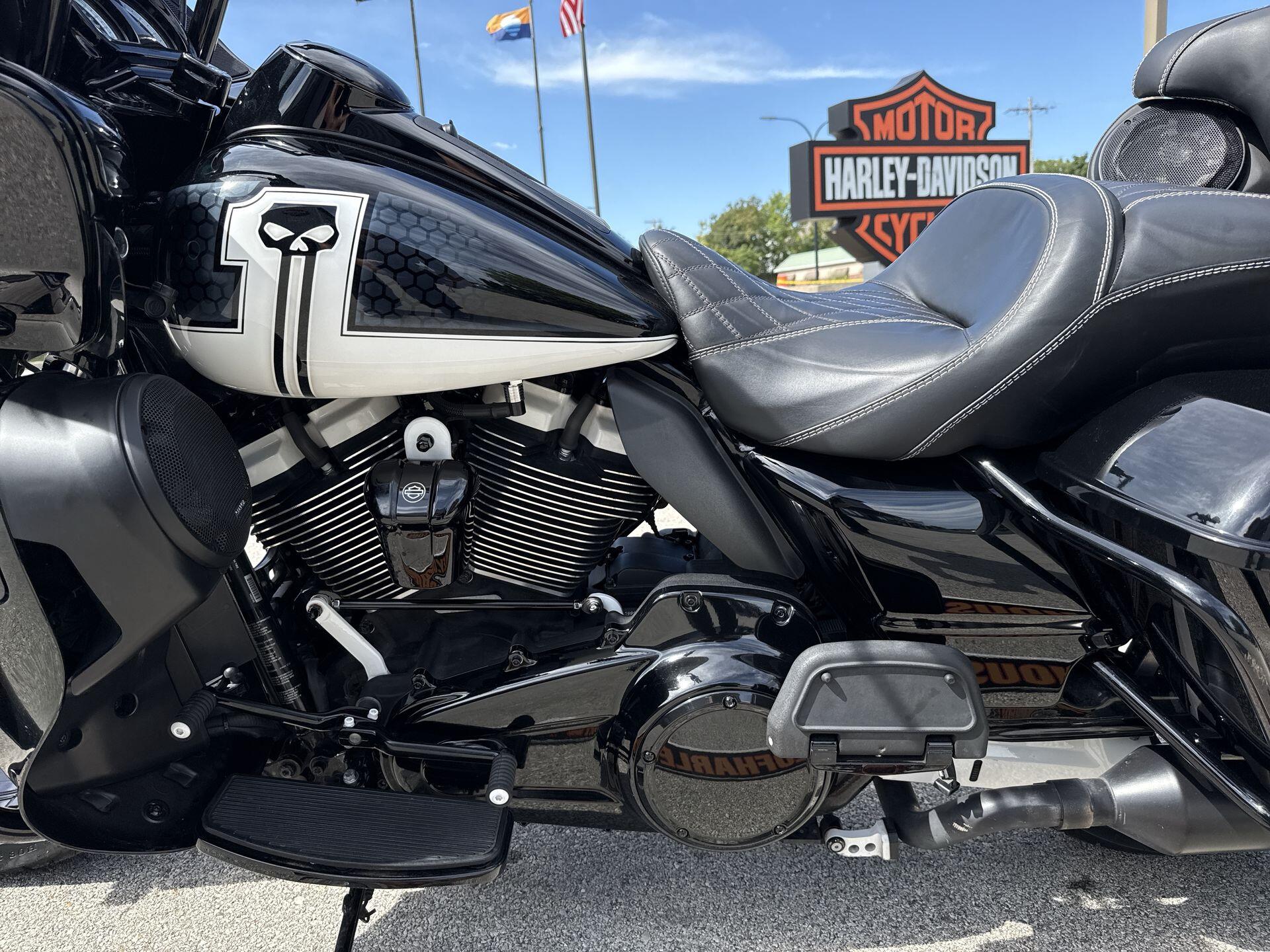 2020 Harley-Davidson® Road Glide® Limited – Black Option CUSTOMER BLACK AND WHITE, photo 13