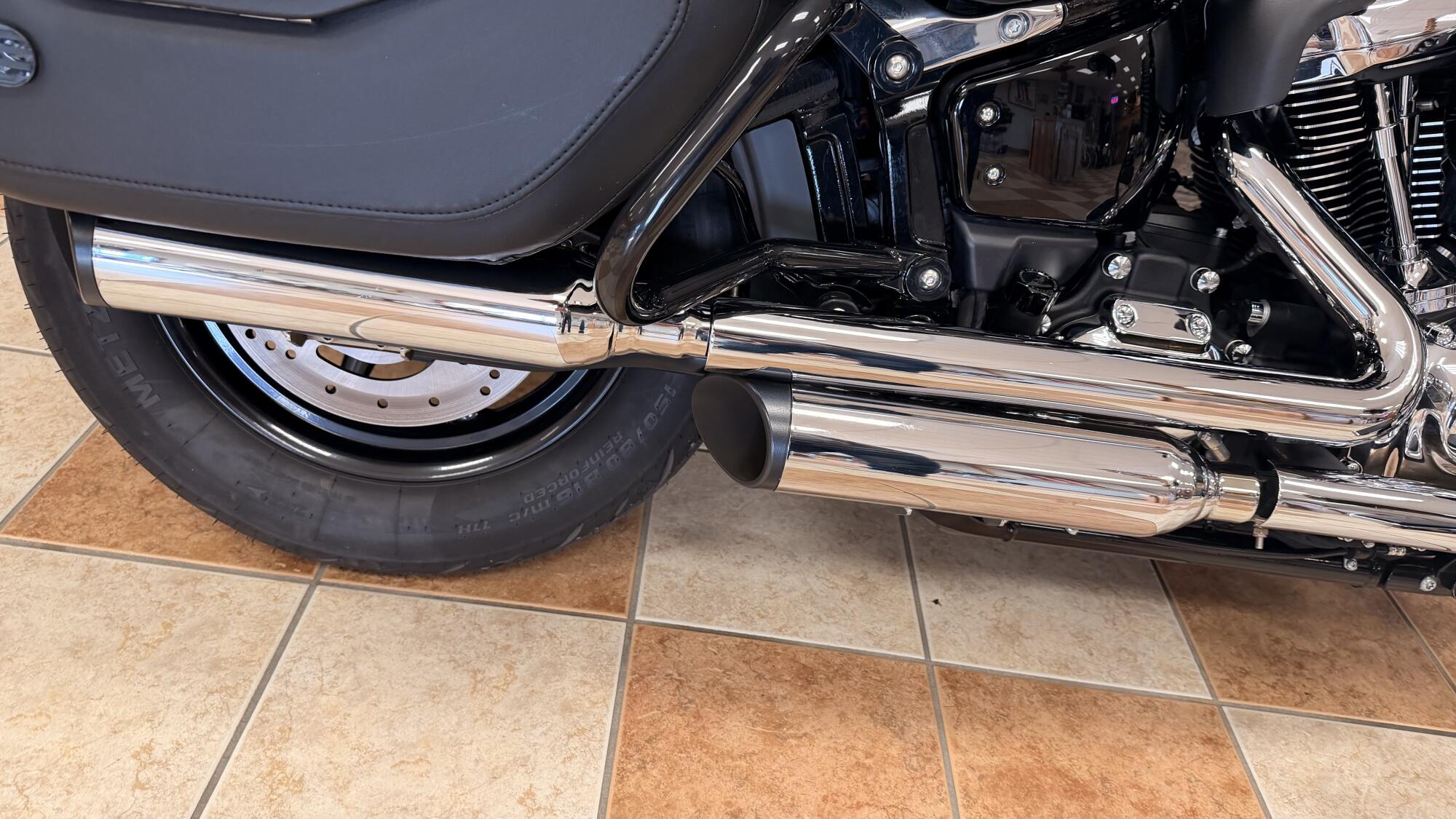 2022 Harley-Davidson® Heritage Classic 114 Reef Blue/Vivid Black (Chrome Finish w/Cast Wheels), photo 9