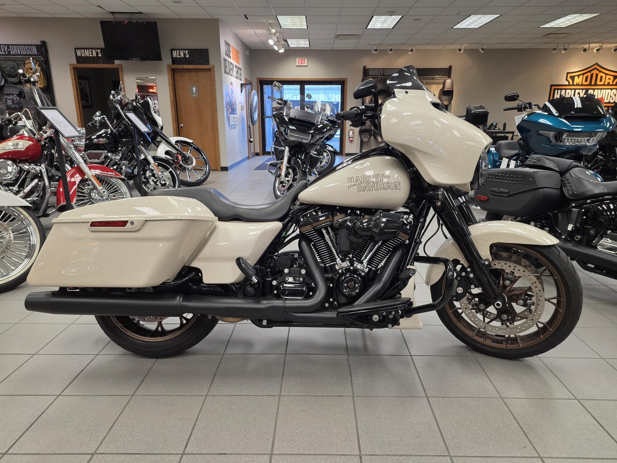 FLHXST 2023 Street Glide® ST