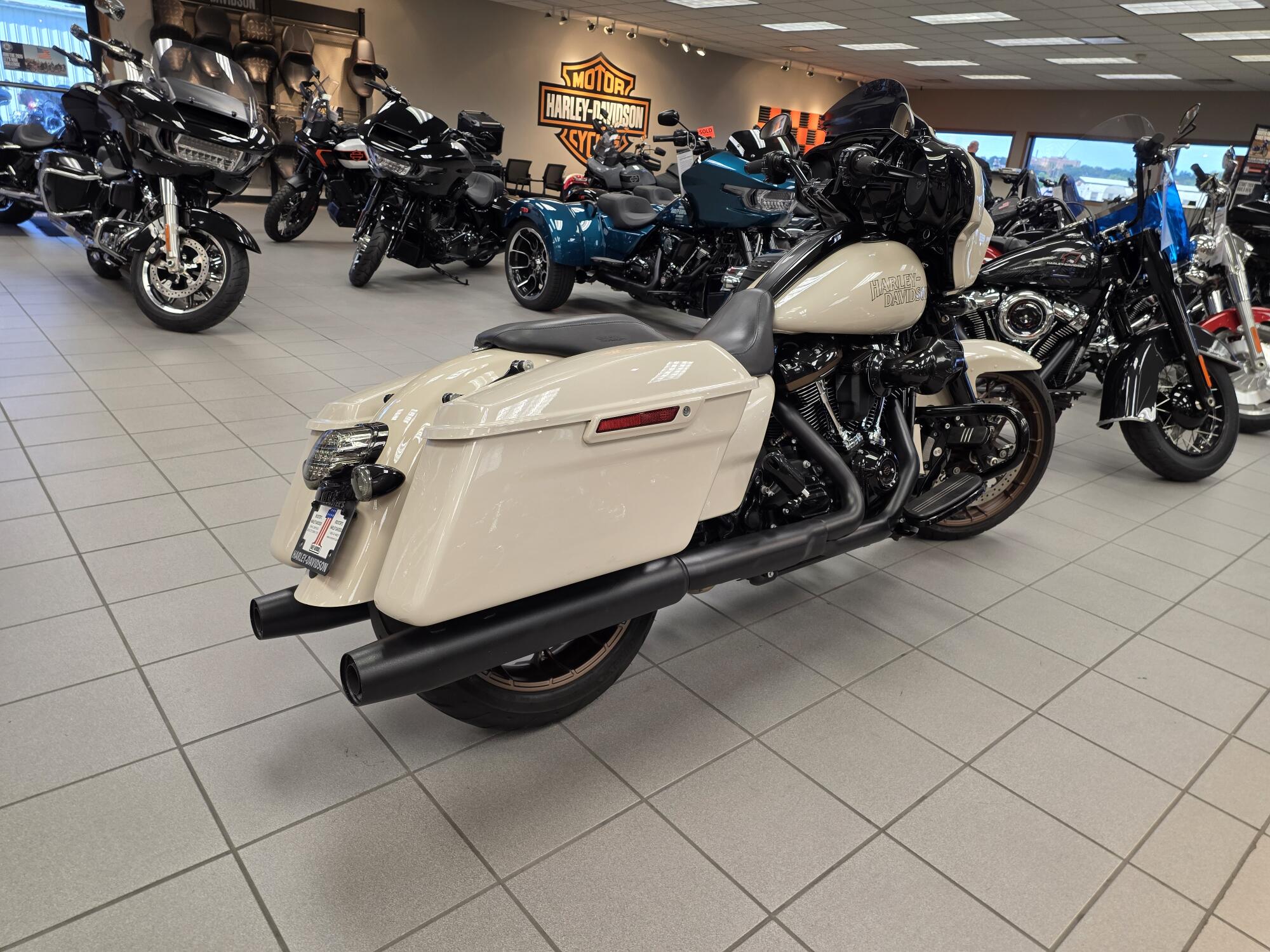FLHXST 2023 Street Glide® ST, photo 8