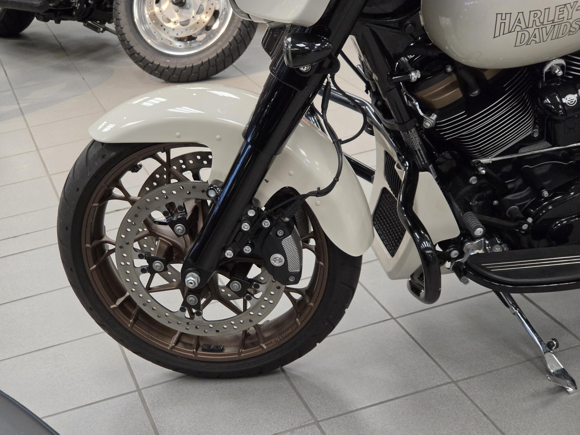 FLHXST 2023 Street Glide® ST, photo 13