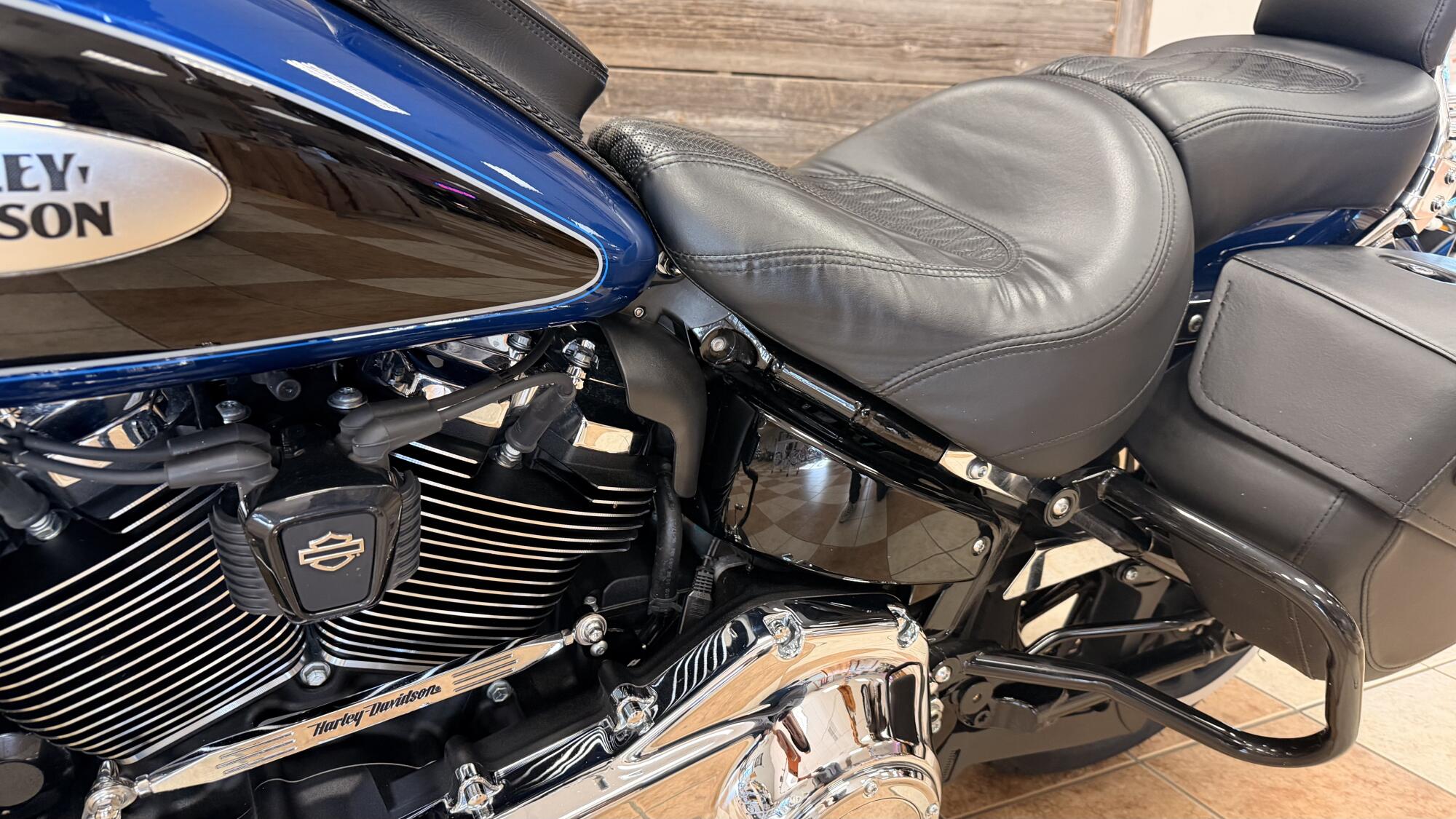 2022 Harley-Davidson® Heritage Classic 114 Reef Blue/Vivid Black (Chrome Finish w/Cast Wheels), photo 21
