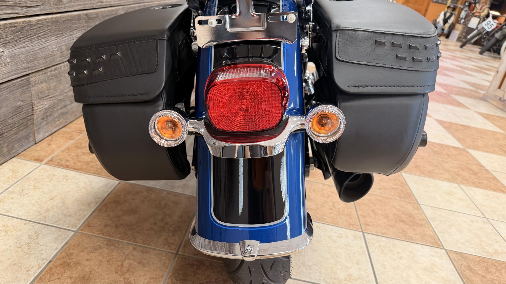 2022 Harley-Davidson® Heritage Classic 114 Reef Blue/Vivid Black (Chrome Finish w/Cast Wheels), photo 13