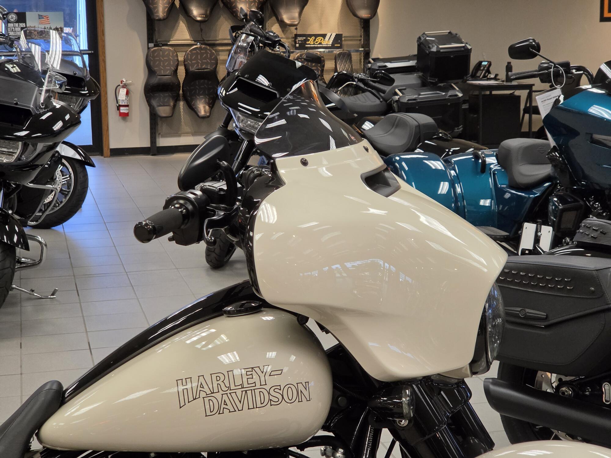 FLHXST 2023 Street Glide® ST, photo 10