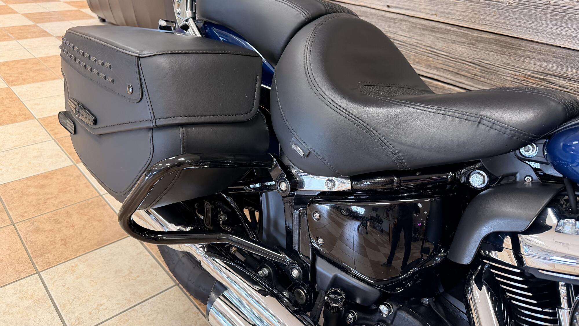 2022 Harley-Davidson® Heritage Classic 114 Reef Blue/Vivid Black (Chrome Finish w/Cast Wheels), photo 7