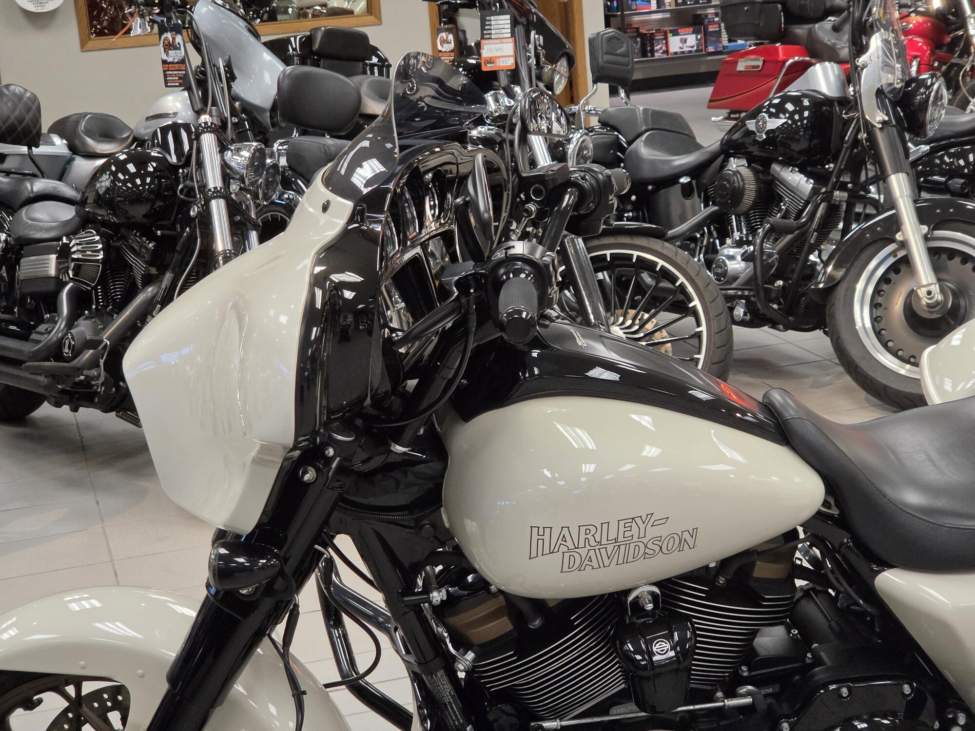 FLHXST 2023 Street Glide® ST, photo 14