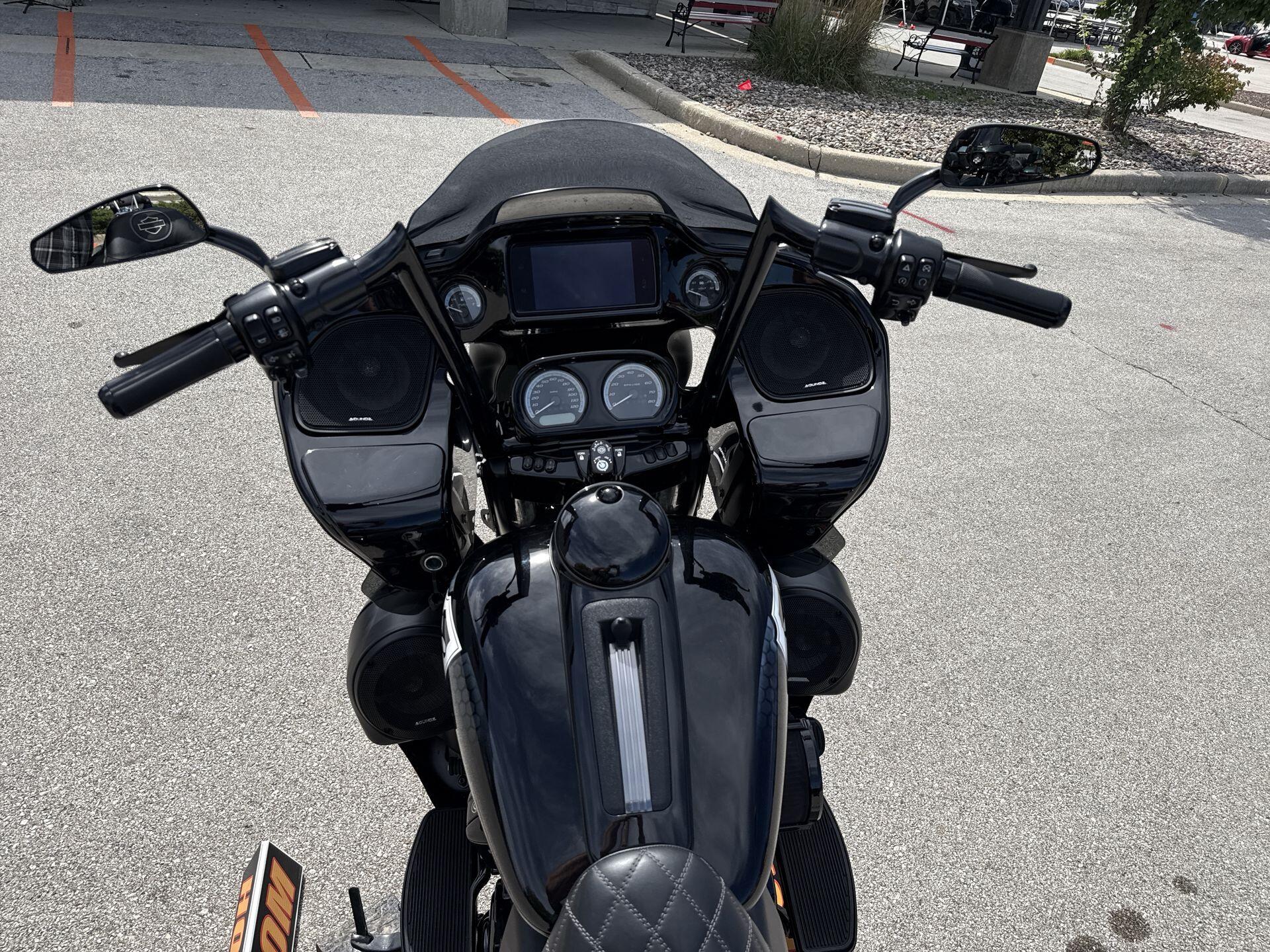 2020 Harley-Davidson® Road Glide® Limited – Black Option CUSTOMER BLACK AND WHITE, photo 15