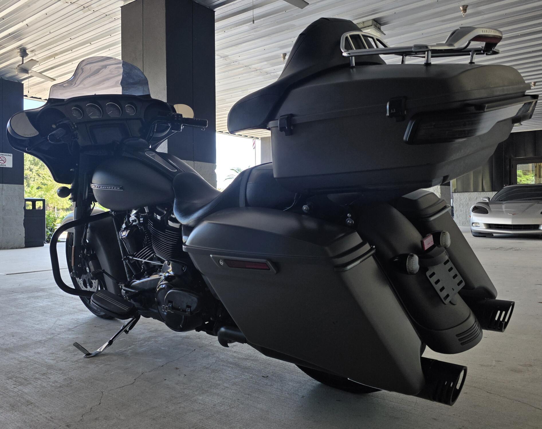 2019 Harley-Davidson® Street Glide® Special Gray Denim, photo 9