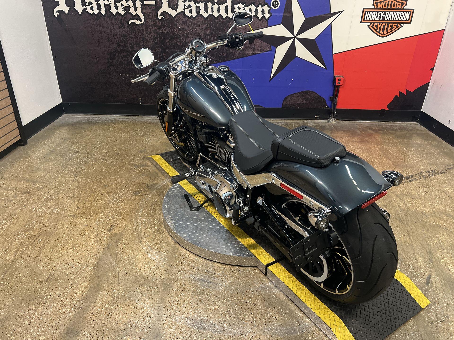 2026 Harley-Davidson® Breakout® FXBR, photo 3