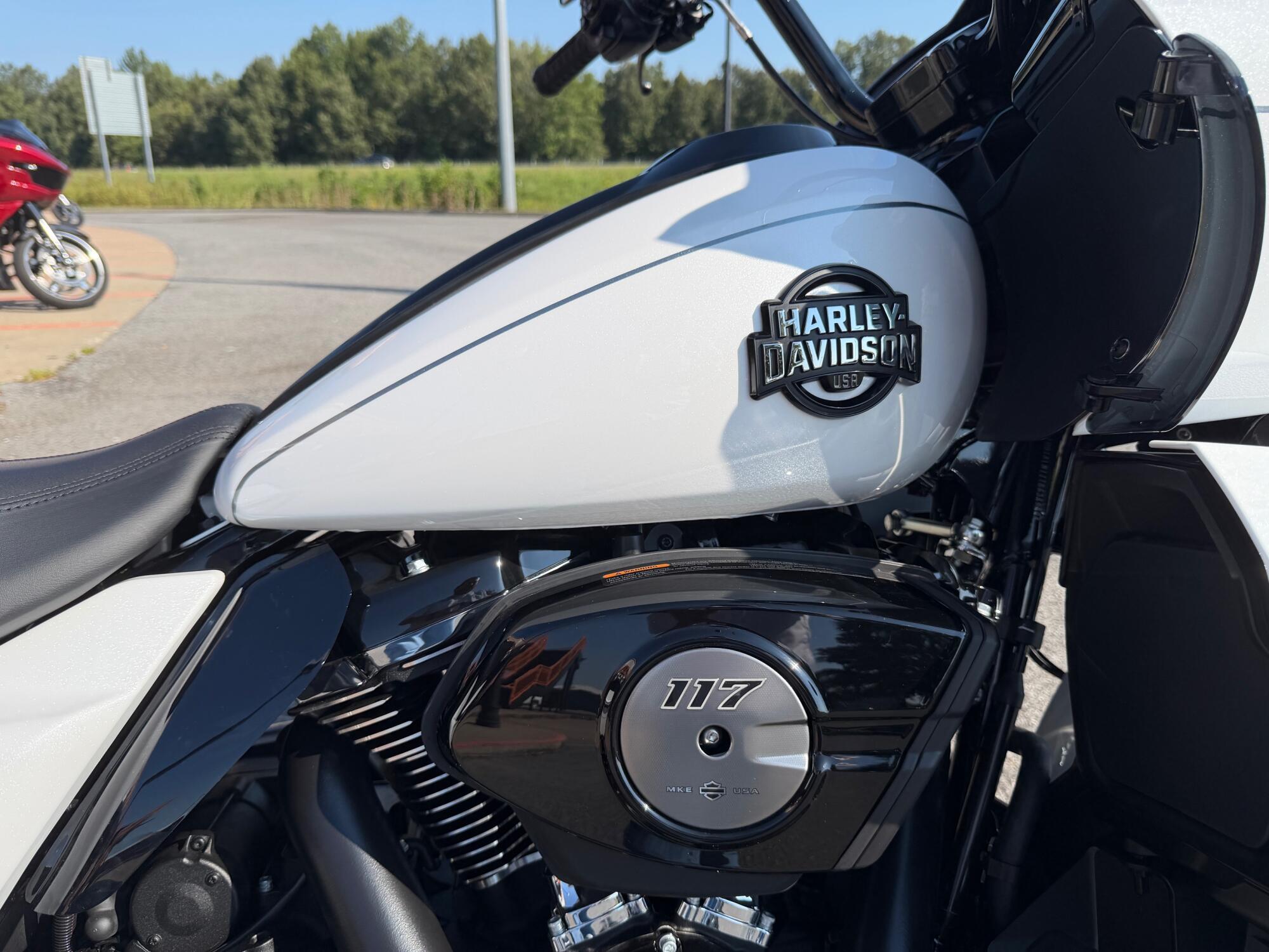 2026 Harley-Davidson® Road Glide Limited White Onyx Pearl Black Trim, photo 4