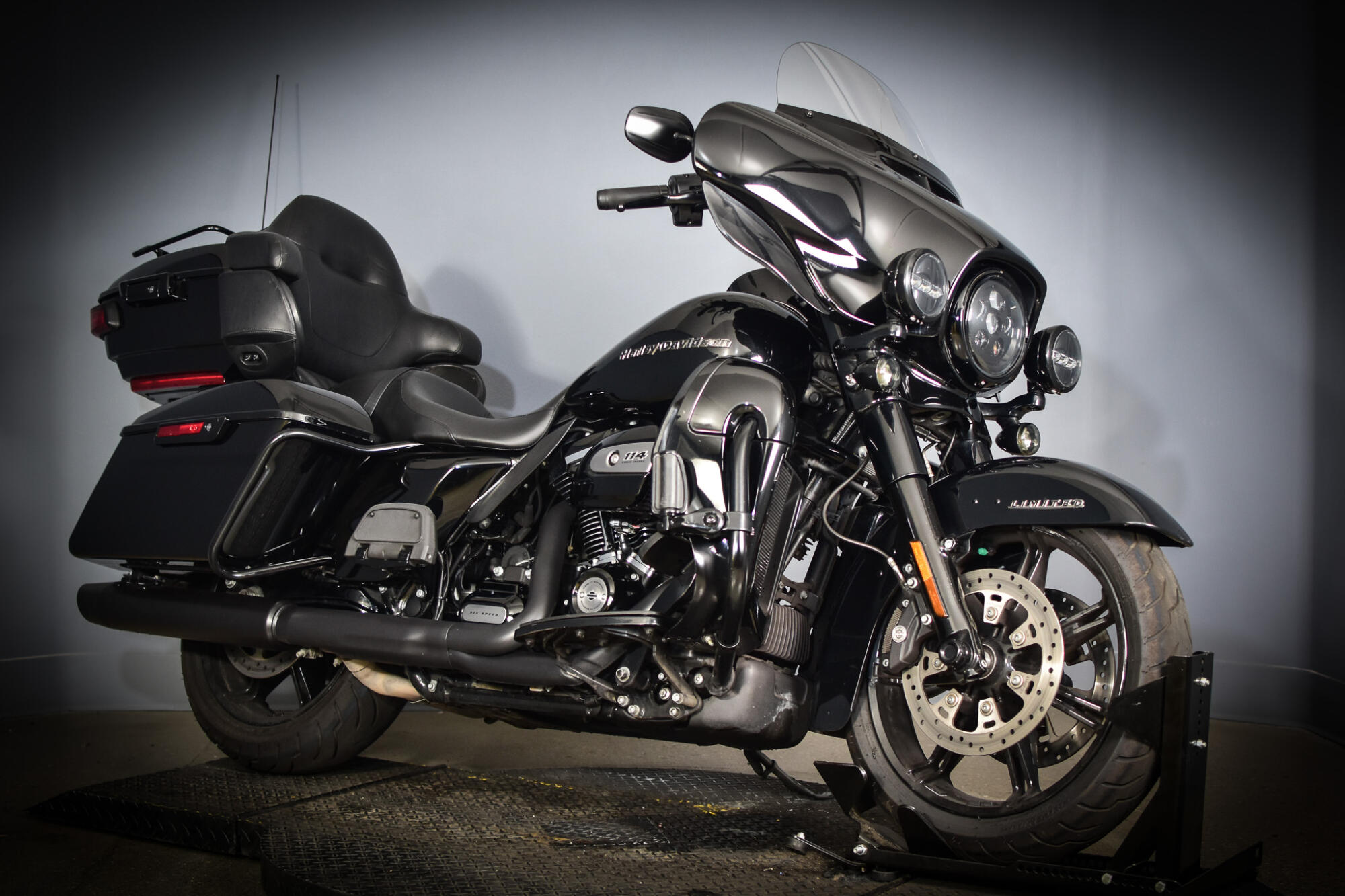 2020 Harley-Davidson® Ultra Limited Vivid Black - Black Finish, photo 3