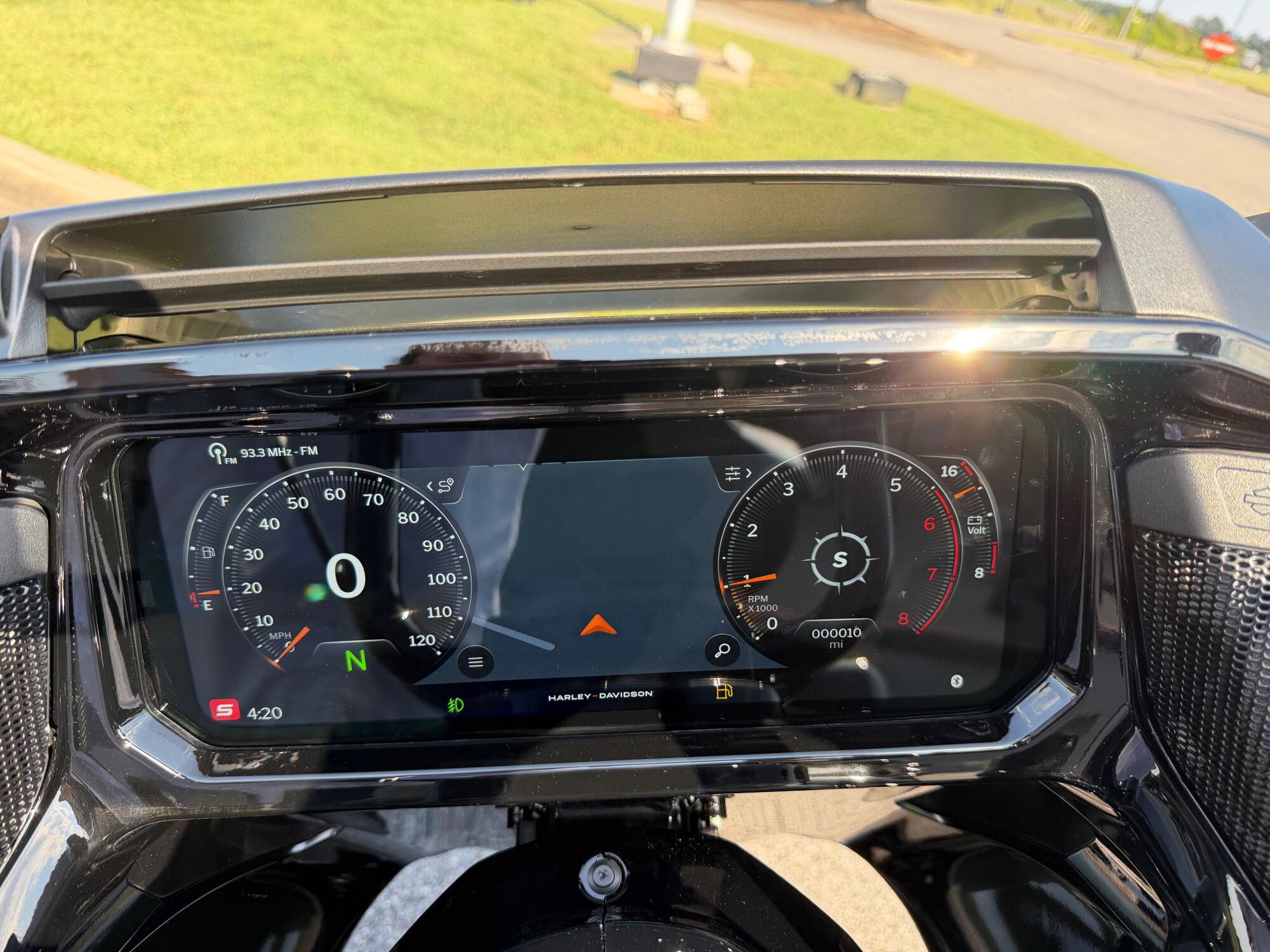 2026 Harley-Davidson® Road Glide Limited Olive Steel Metallic / Vivid Black, photo 10