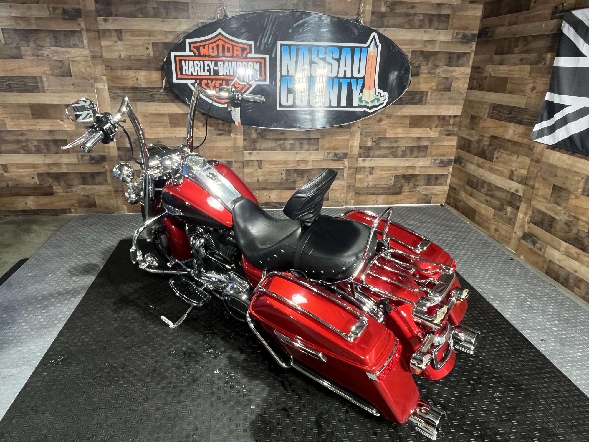 2019 Harley-Davidson® Road King® Wicked Red/Twisted Cherry, photo 6