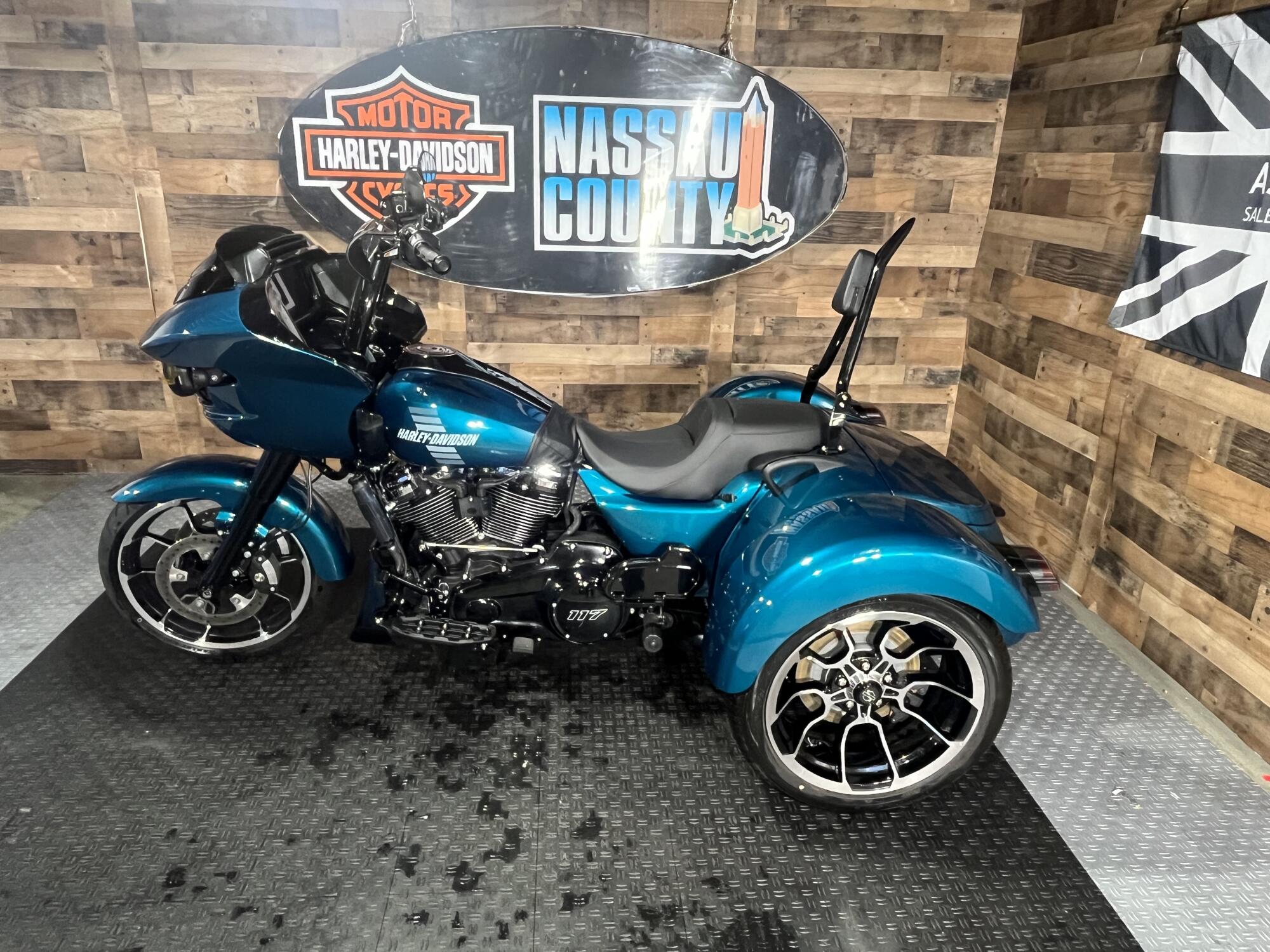2026 Harley-Davidson® Road Glide 3 Teal Thunder, photo 4