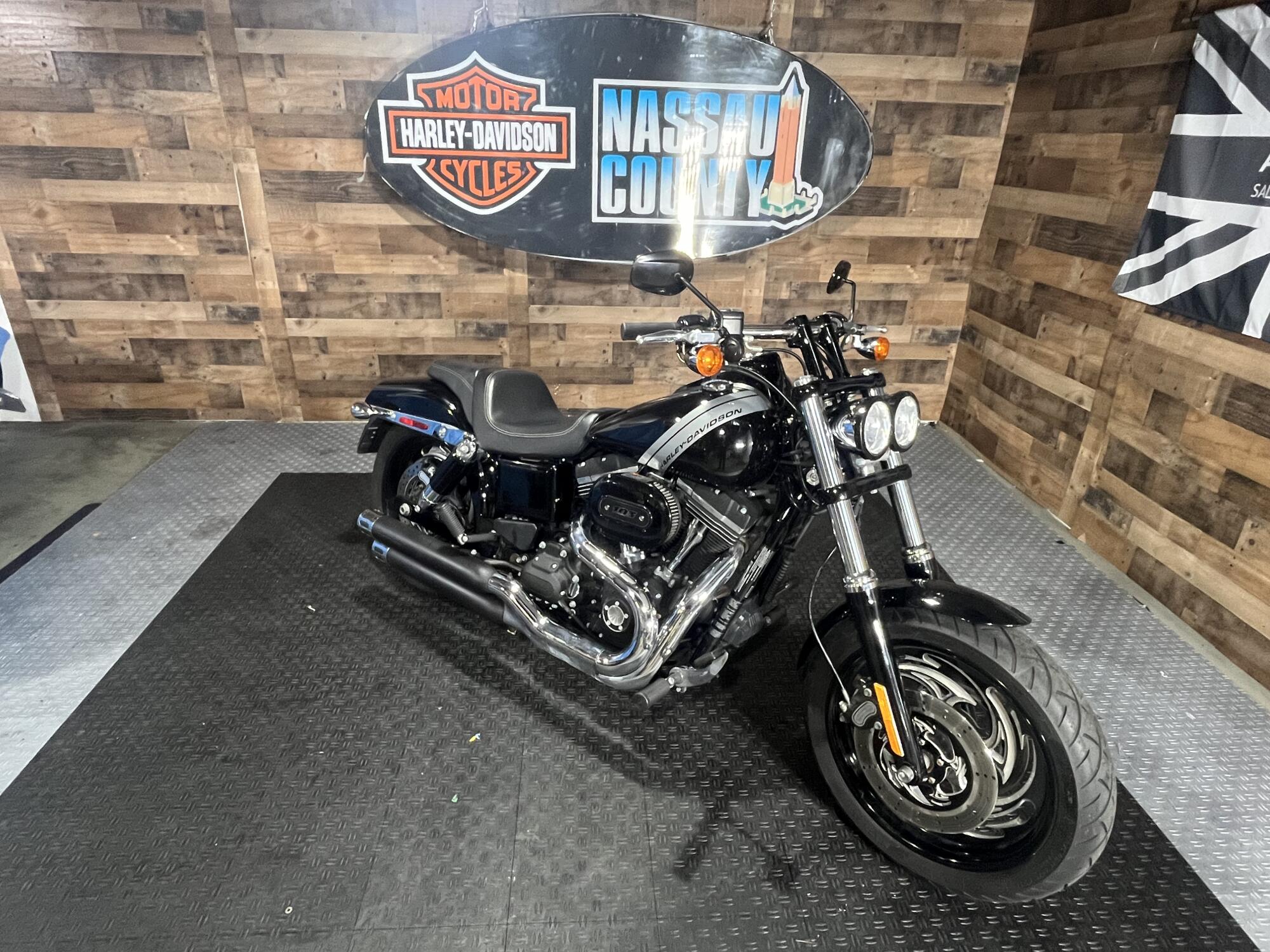2017 Harley-Davidson® Fat Bob® Black Denim, photo 2