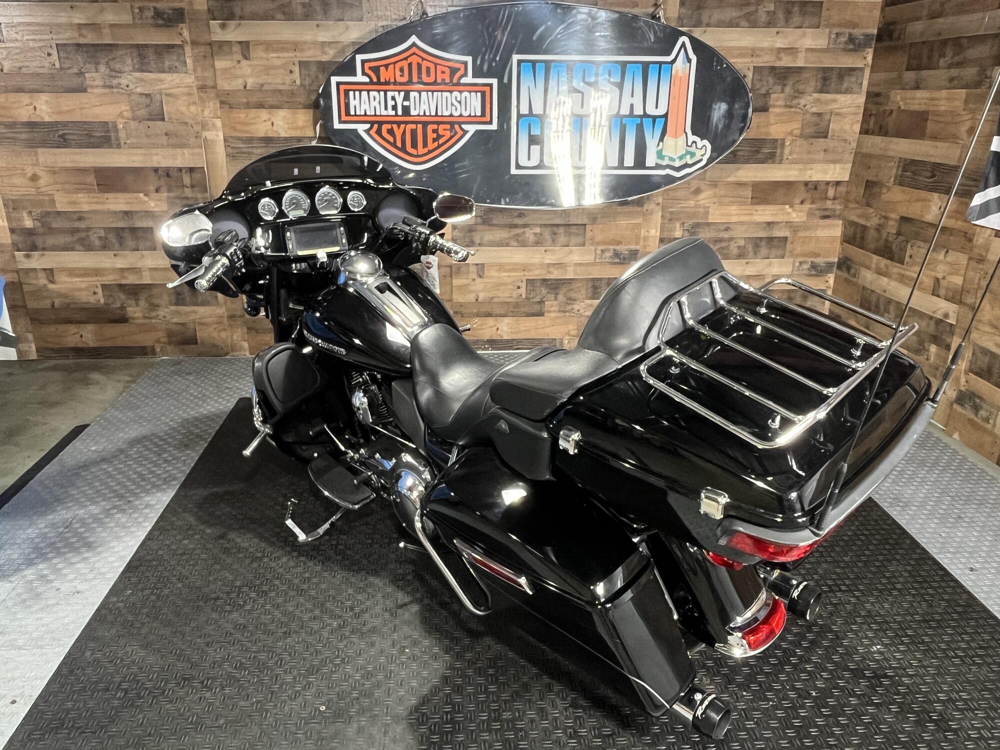 2016 Harley-Davidson® Electra Glide® Ultra Classic® Low Vivid Black, photo 6