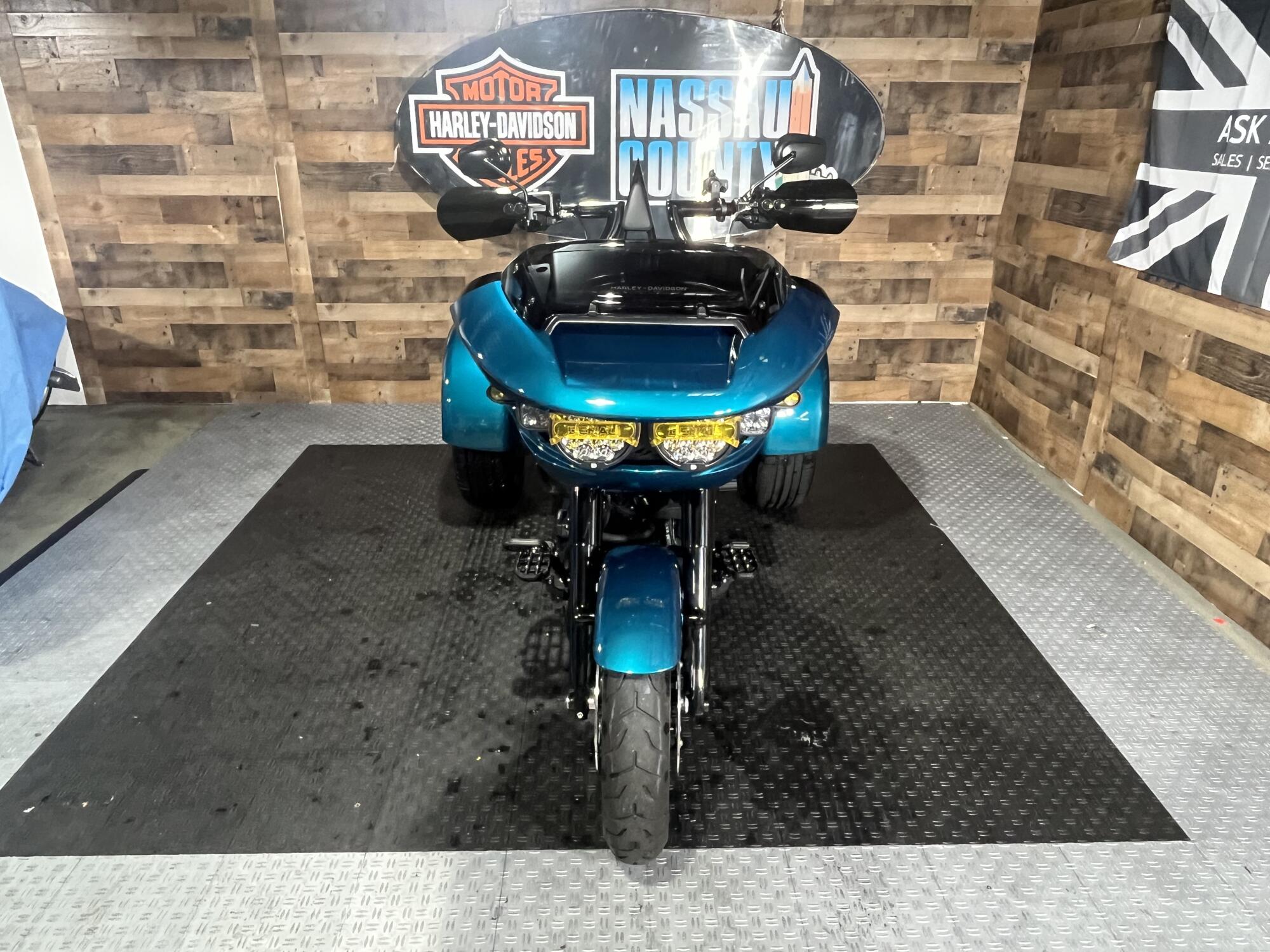 2026 Harley-Davidson® Road Glide 3 Teal Thunder, photo 2
